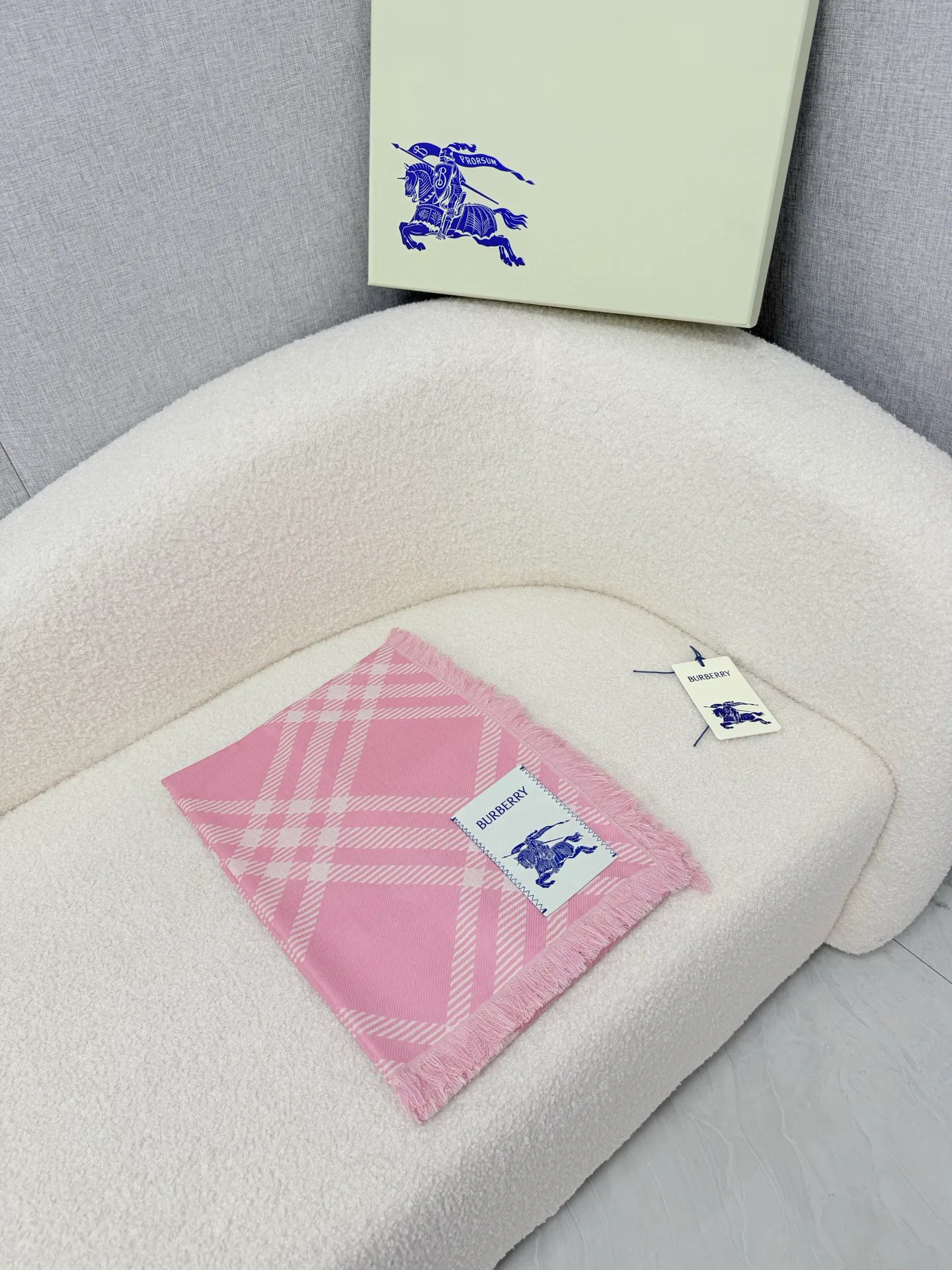 Шарфы Burberry 18322315