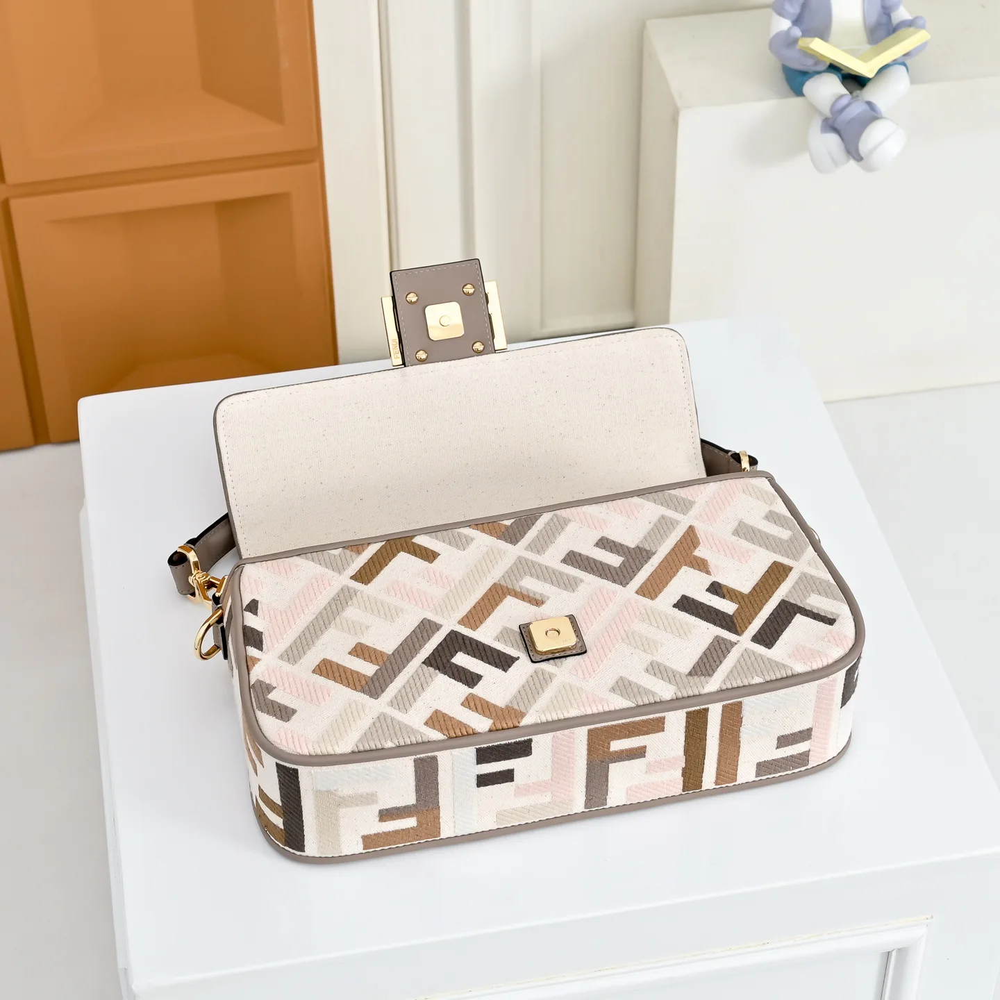 Классические Сумки Женские Fendi 18004260