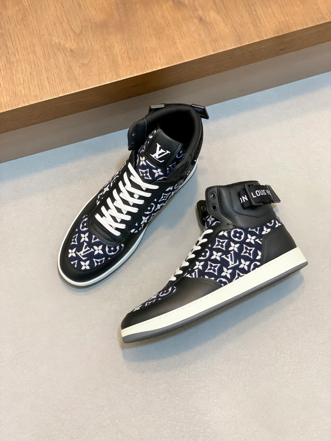 Кроссовки Мужские Louis Vuitton 18399950