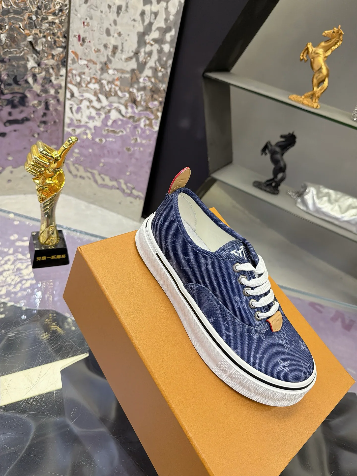 Кроссовки Женские Louis Vuitton 17930905