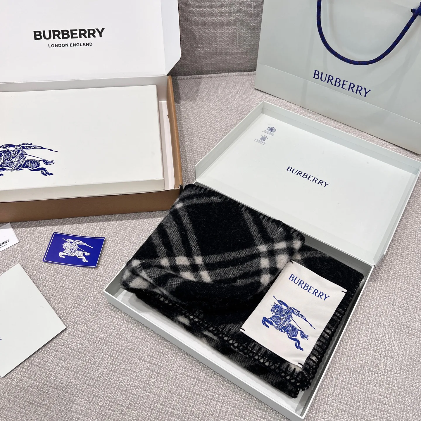 Шарфы Burberry 17945333