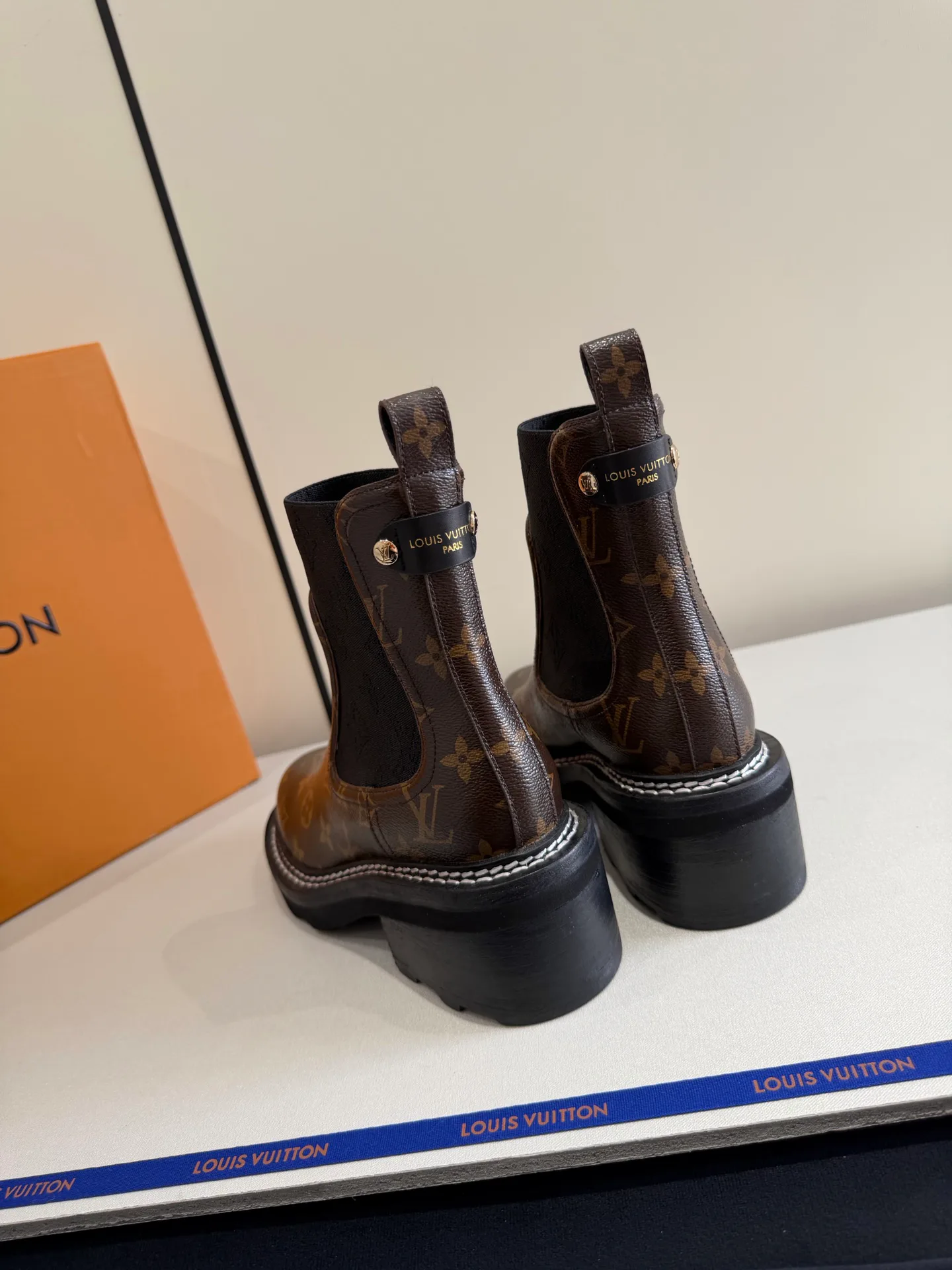 Ботинки Женские Louis Vuitton 19563710