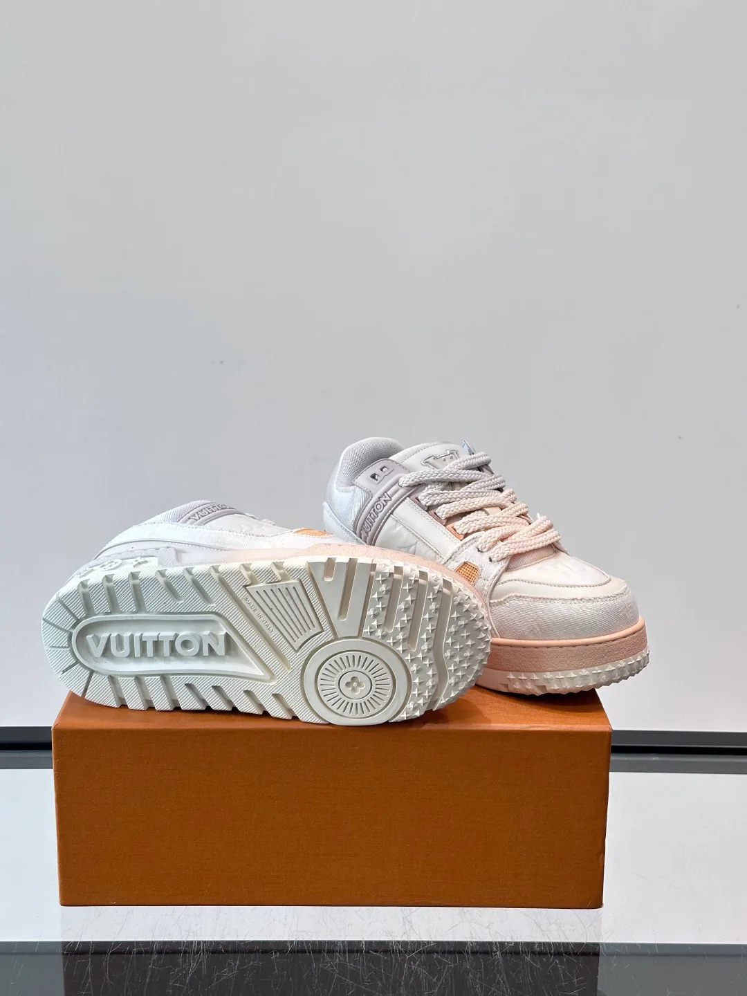 Кроссовки Женские Louis Vuitton 13580305