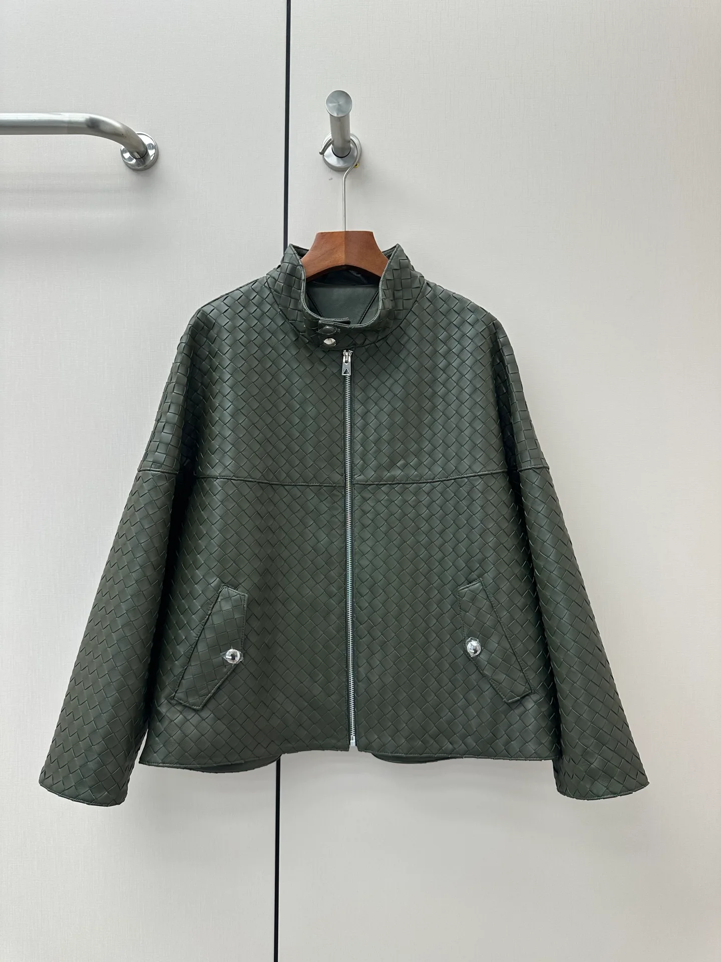 Кожаные Куртки И Дублёнки Женские Bottega Veneta 18061230