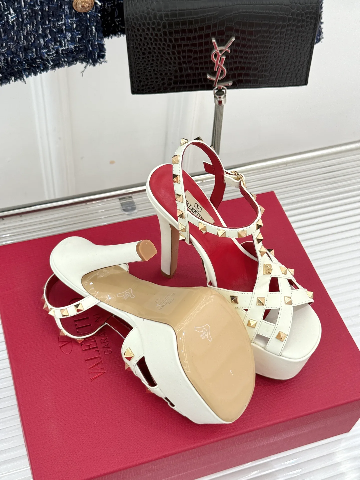 Босоножки Женские Valentino 18198294