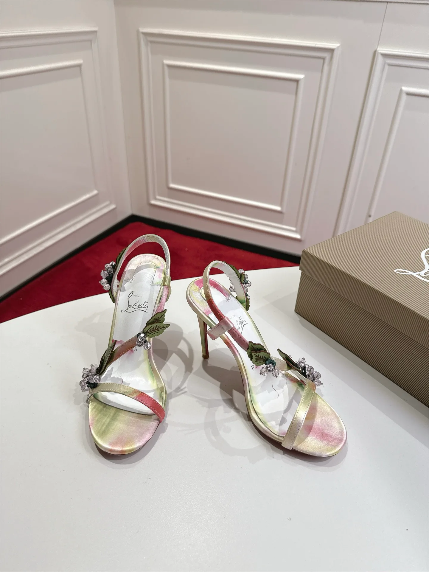 Босоножки Женские Christian Louboutin 19811622