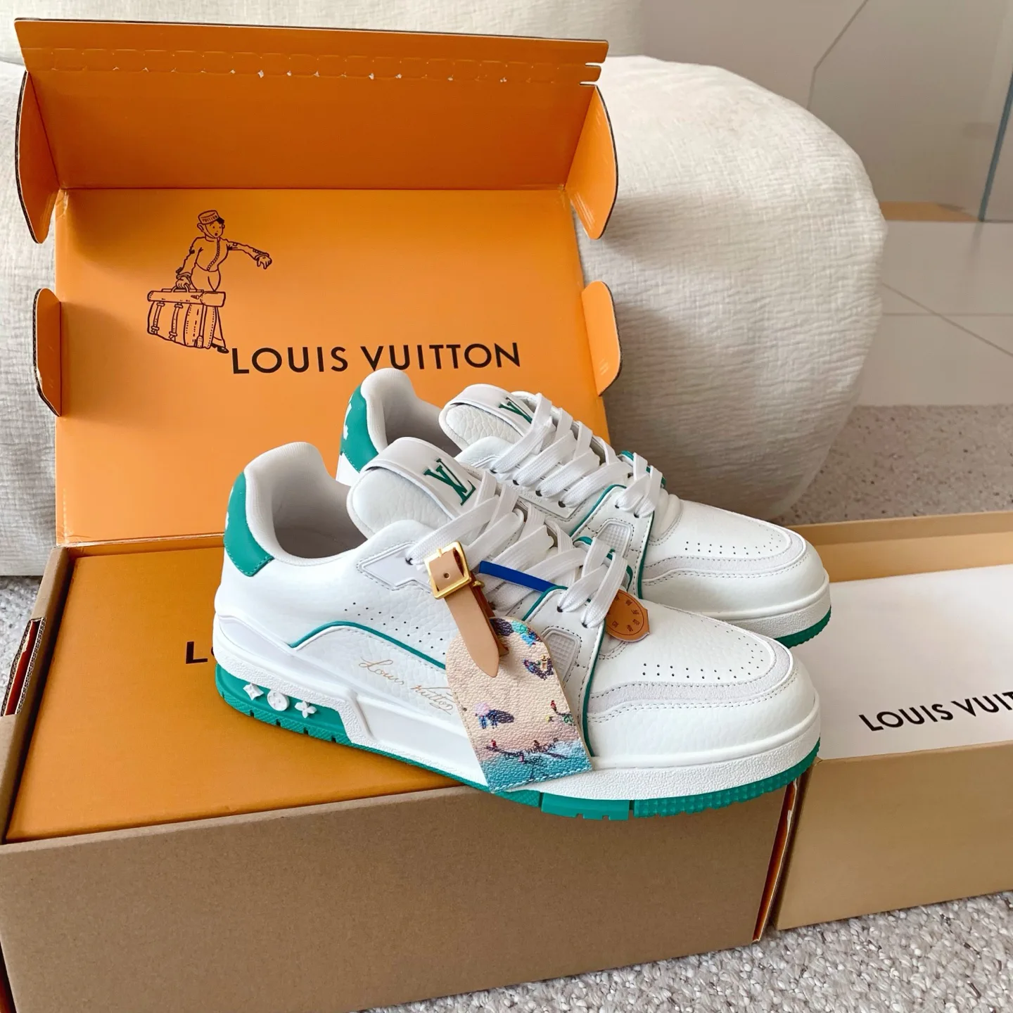 Кроссовки Женские Louis Vuitton 18375830