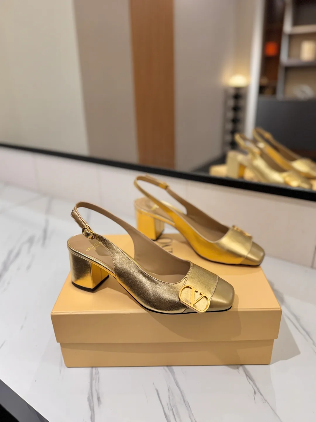 Босоножки Женские Valentino 18134902