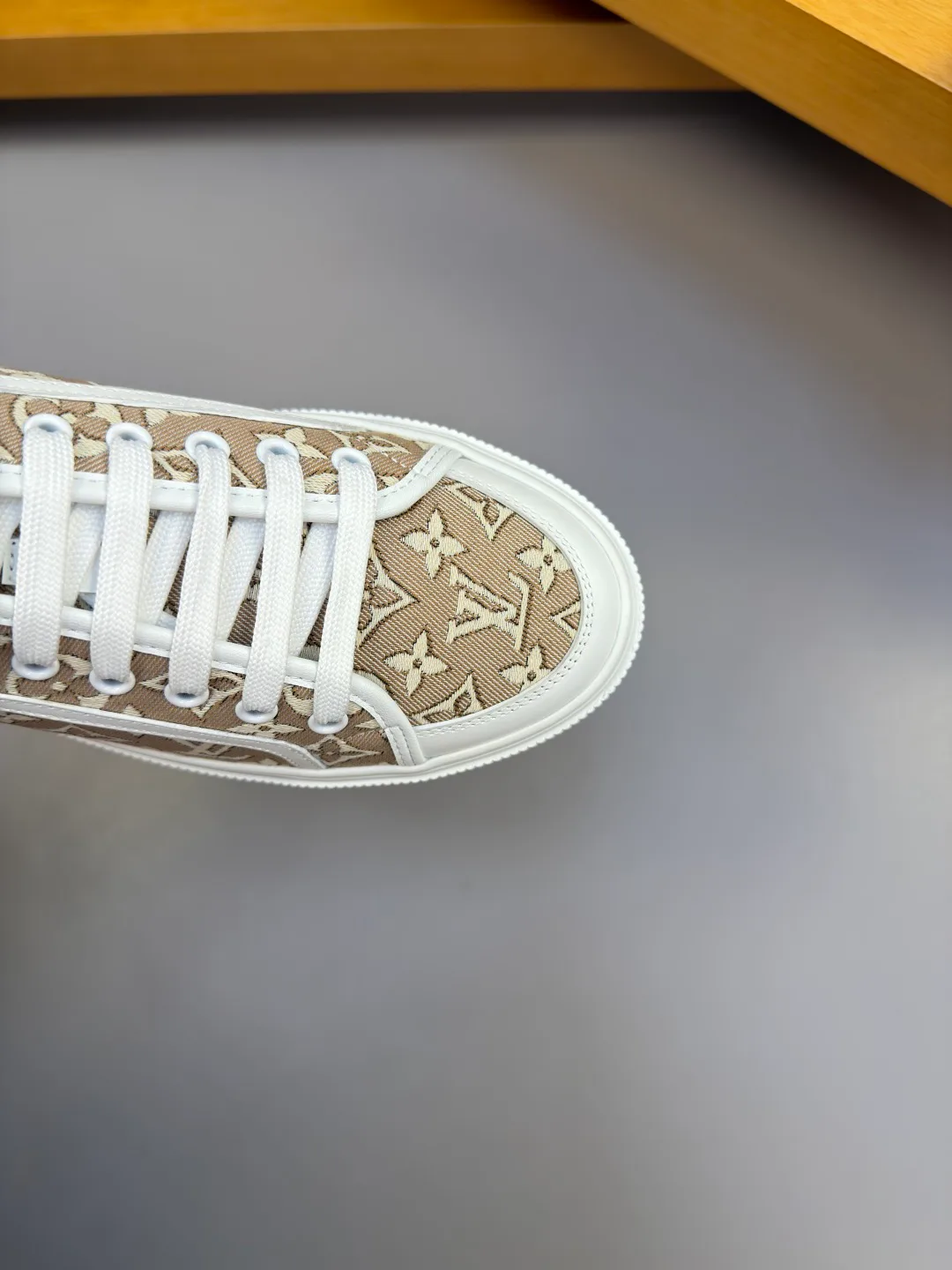 Кроссовки Женские Louis Vuitton 17368538