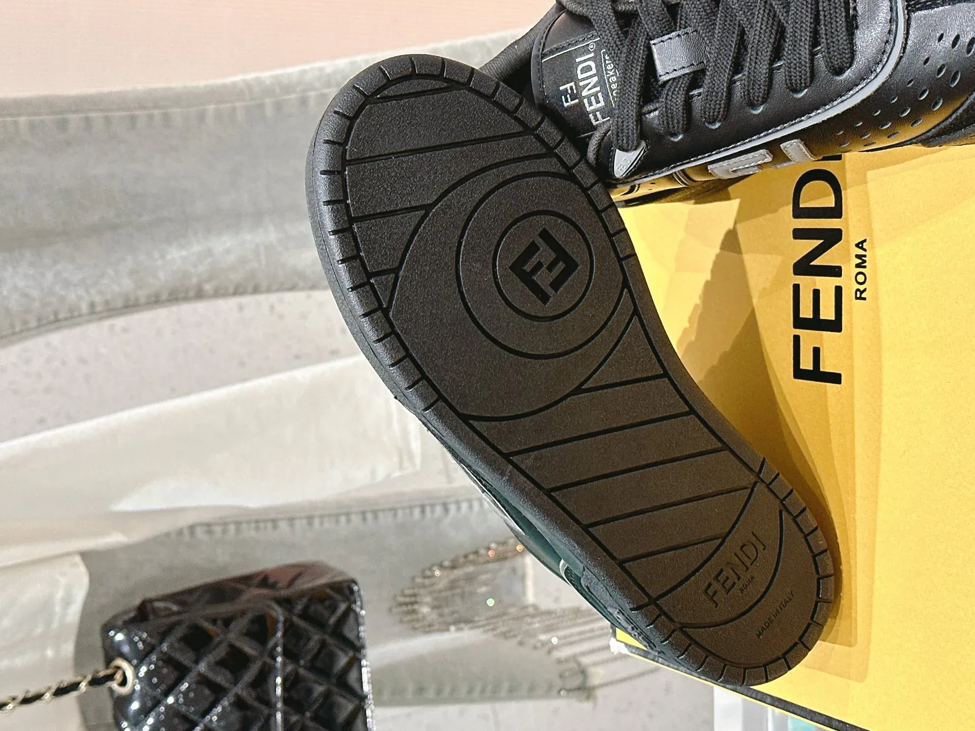 Кроссовки Женские Fendi 23636