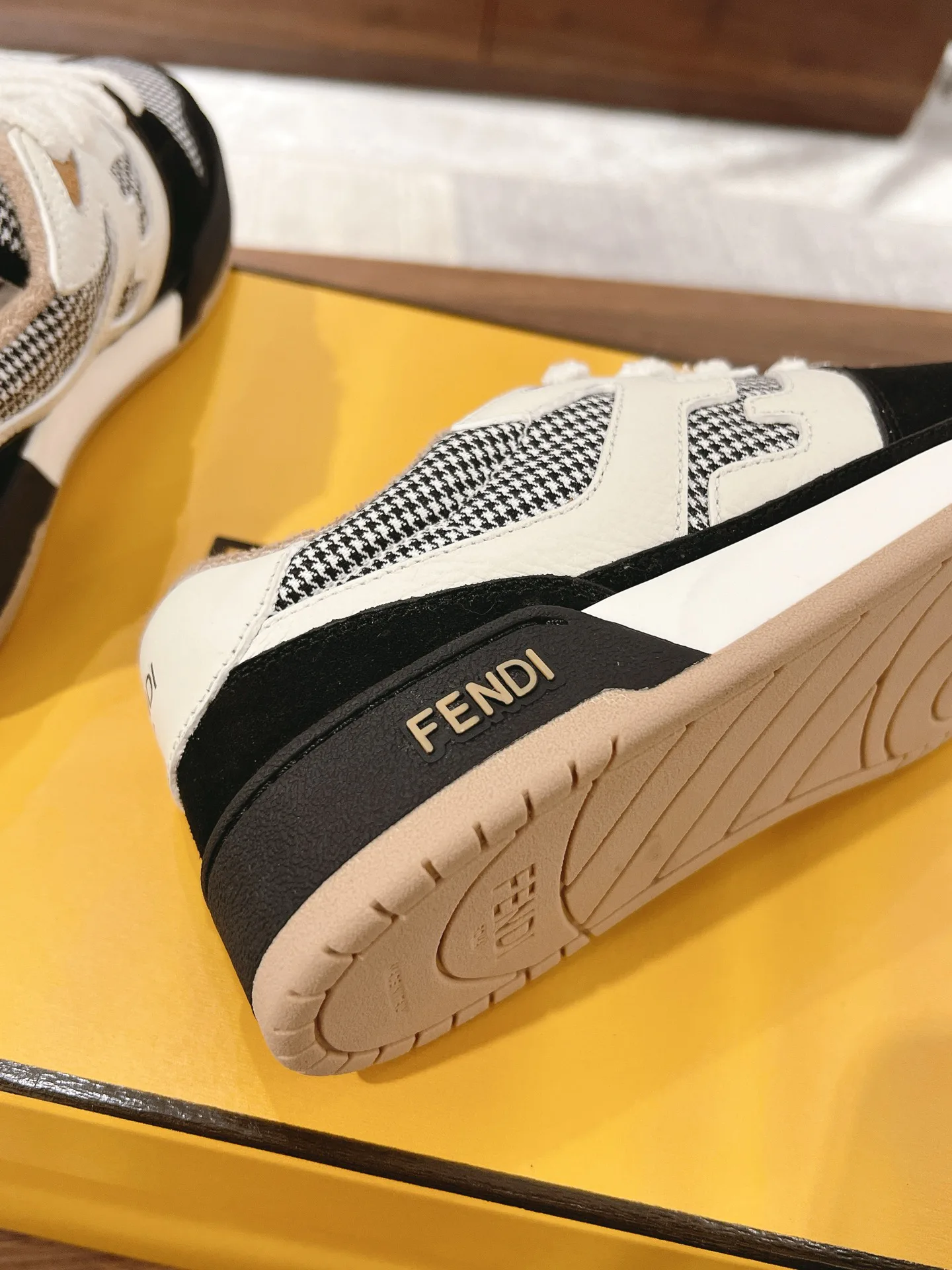 Кроссовки Женские Fendi 18219592