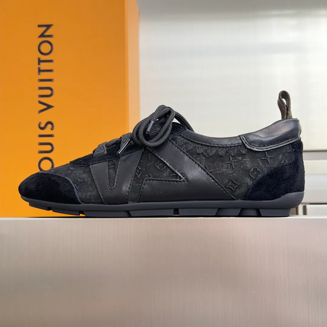 Кроссовки Женские Louis Vuitton 18083474