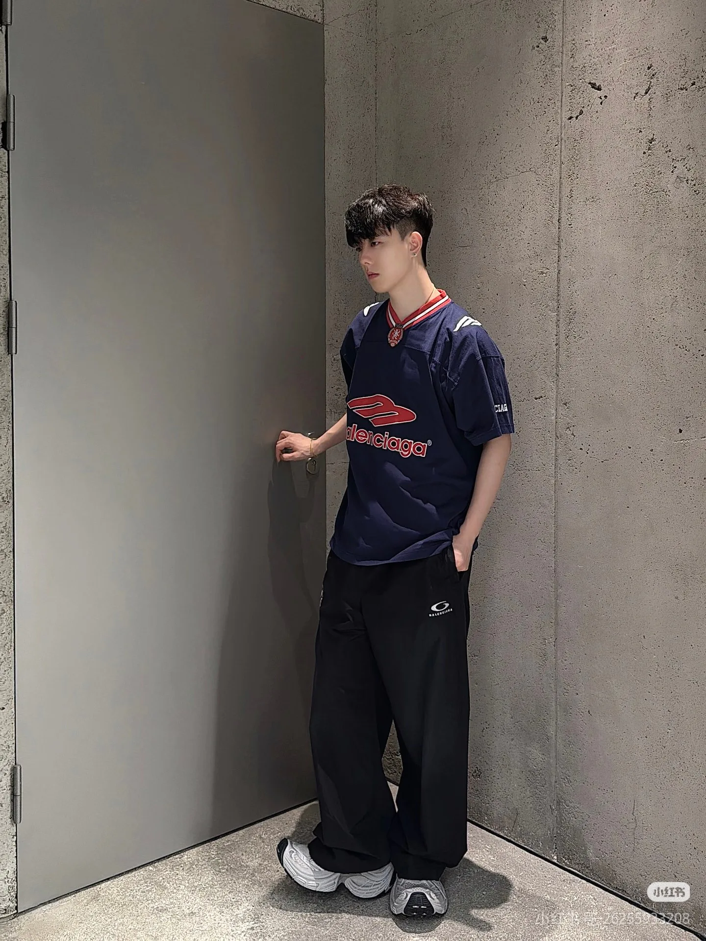 Футболки Женские Balenciaga 687160