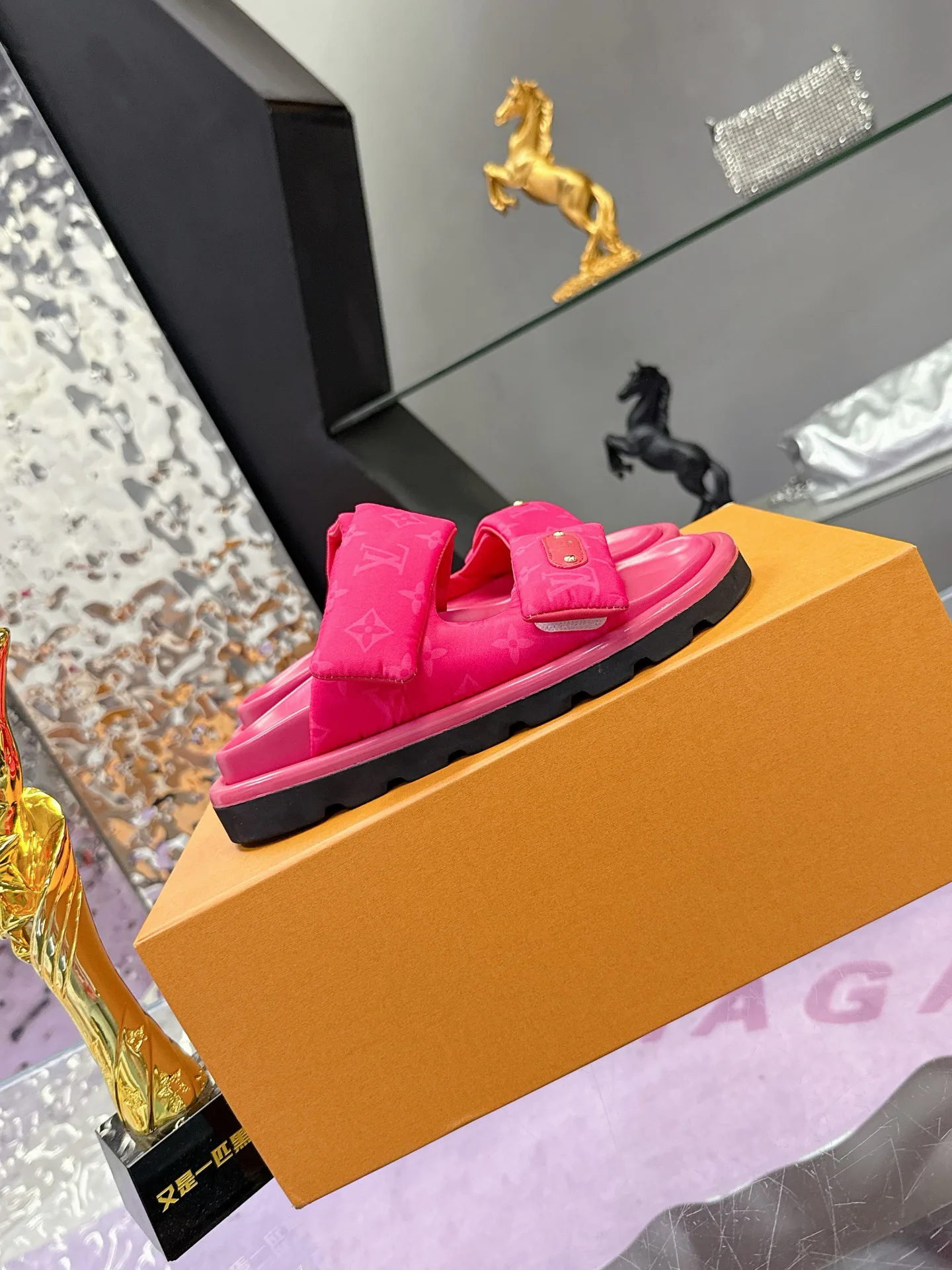 Шлепанцы Женские Louis Vuitton 17530460