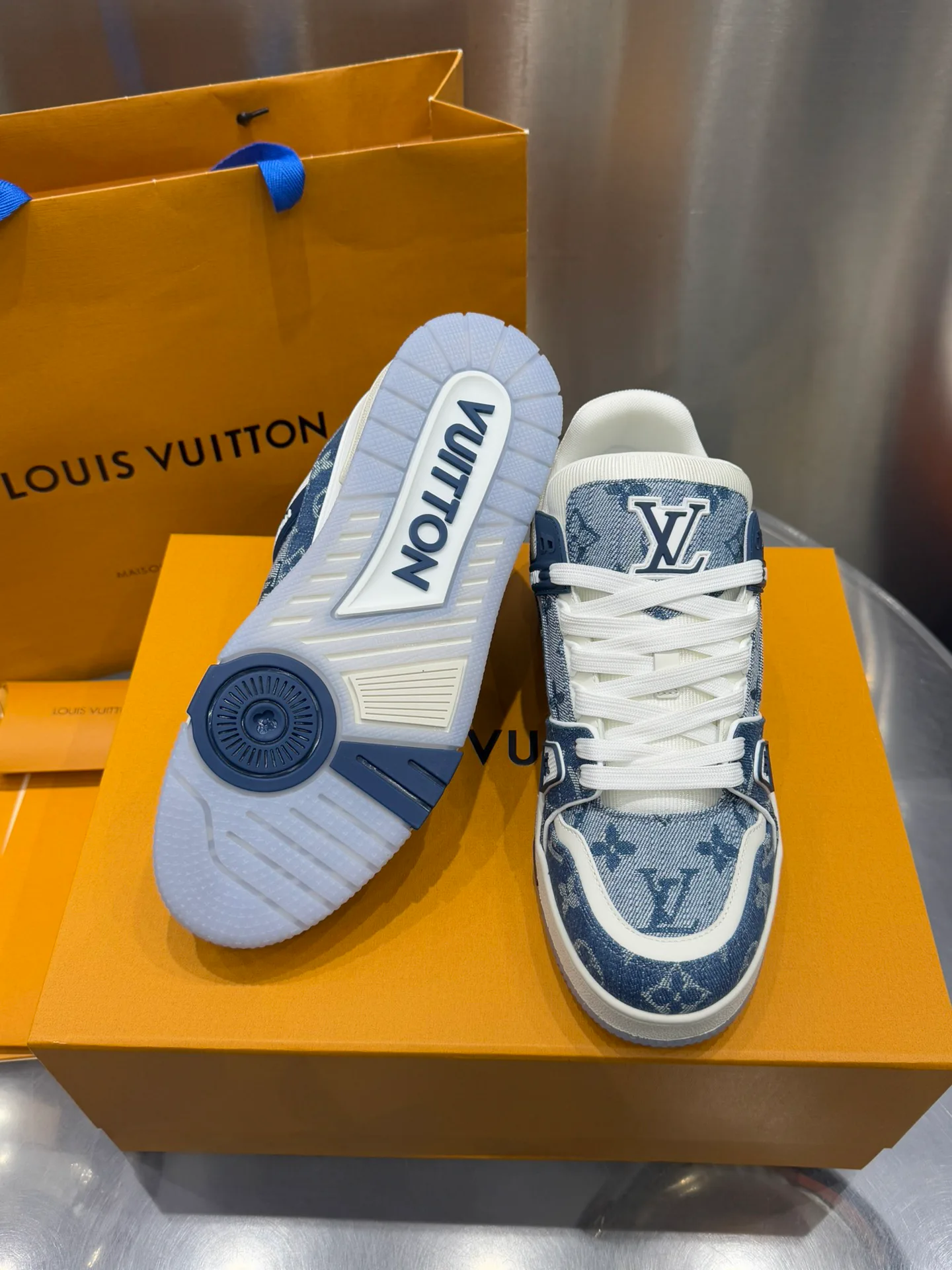 Кроссовки Женские Louis Vuitton 19073355