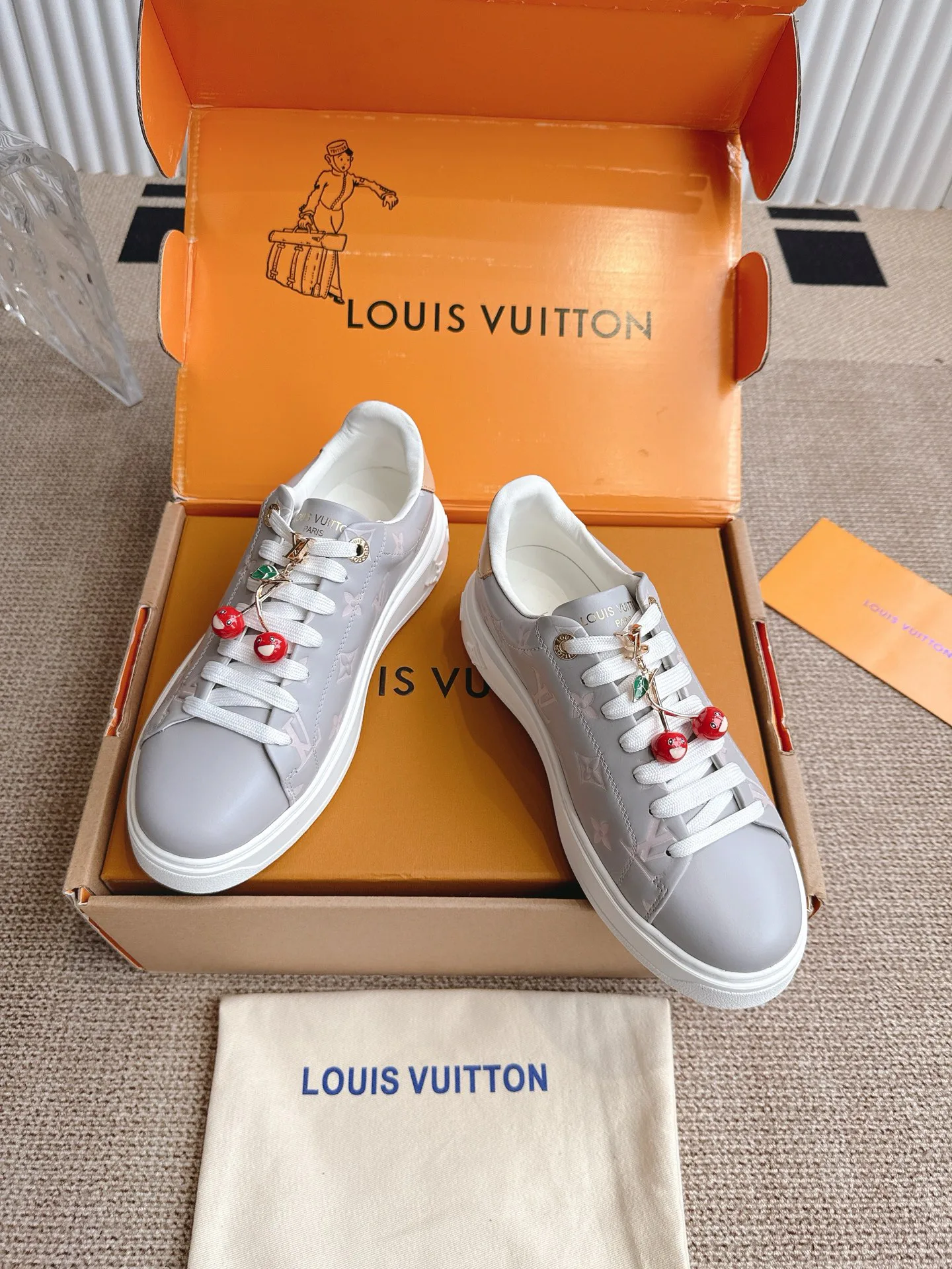 Кроссовки Женские Louis Vuitton 18702944
