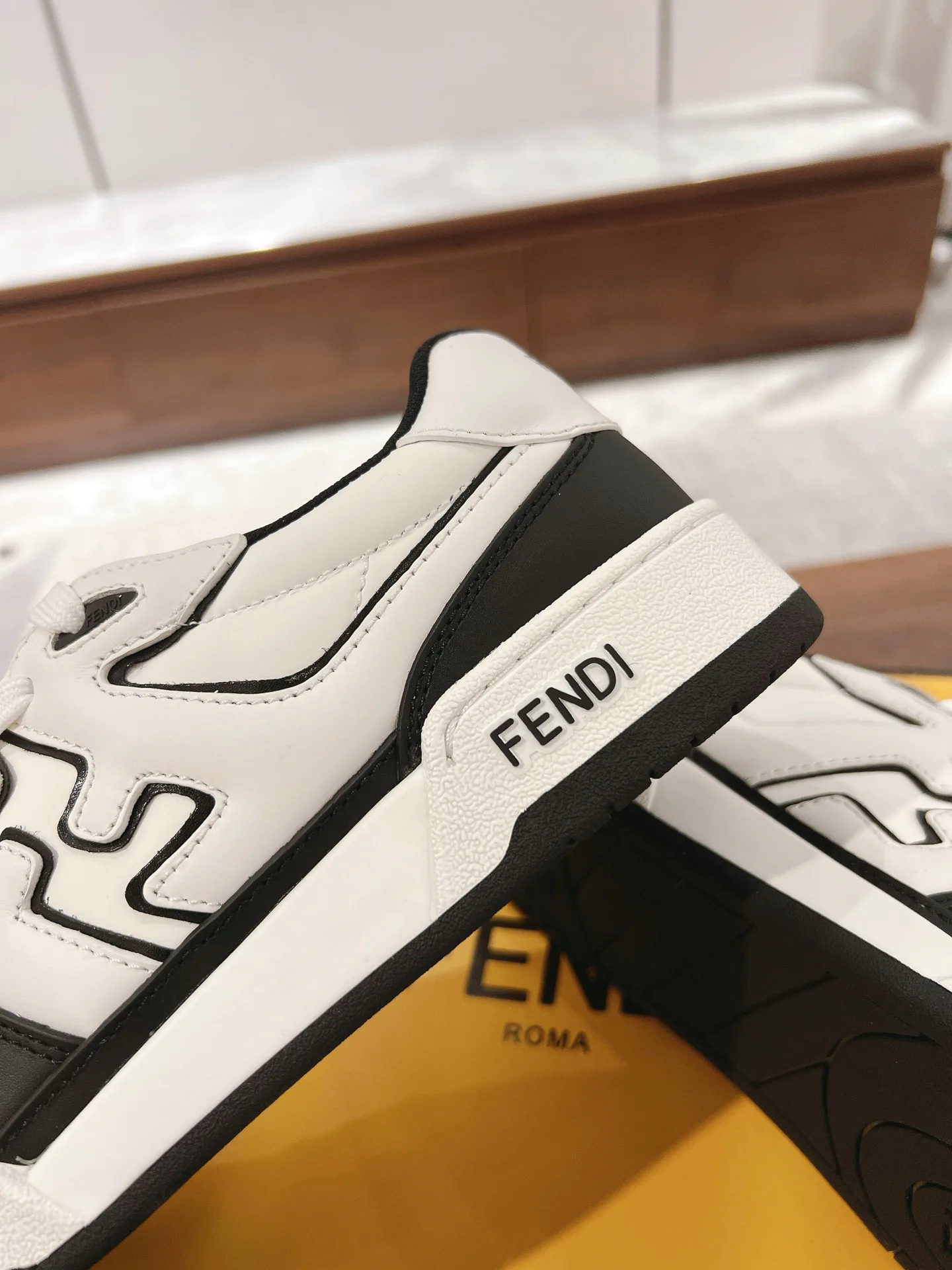 Кроссовки Женские Fendi 18219551