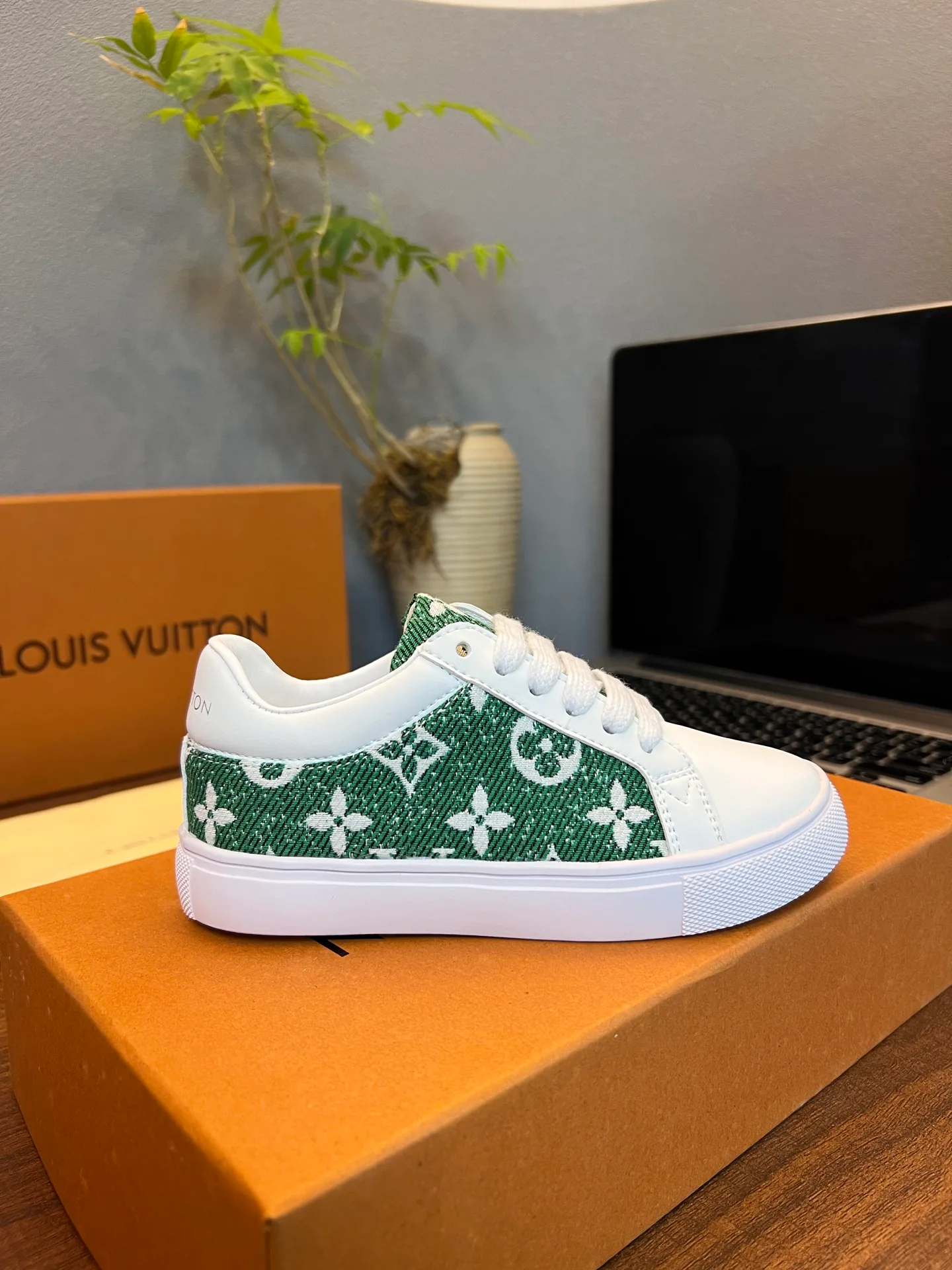 Кроссовки Женские Louis Vuitton 18077539