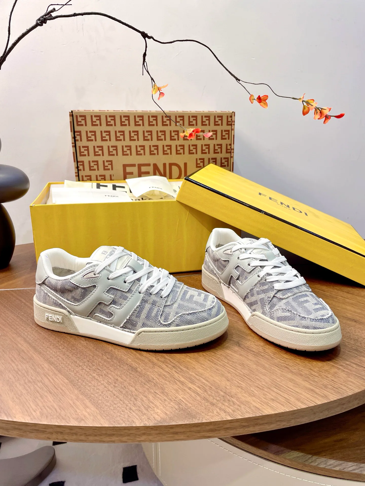 Кроссовки Женские Fendi 17957354