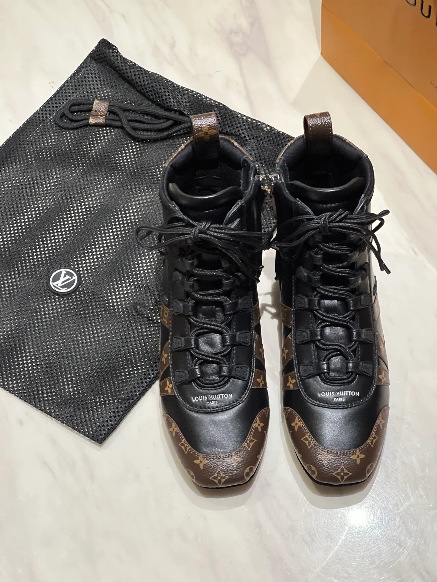 Кроссовки Женские Louis Vuitton 18194174