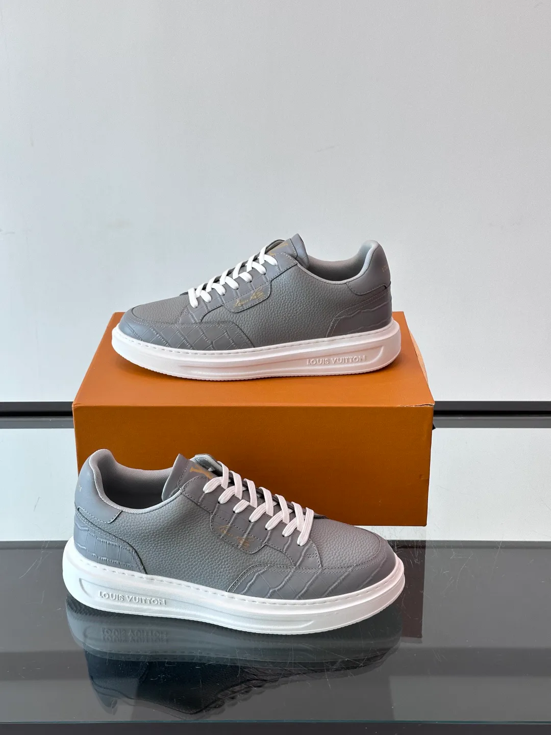 Кроссовки Женские Louis Vuitton 18400576