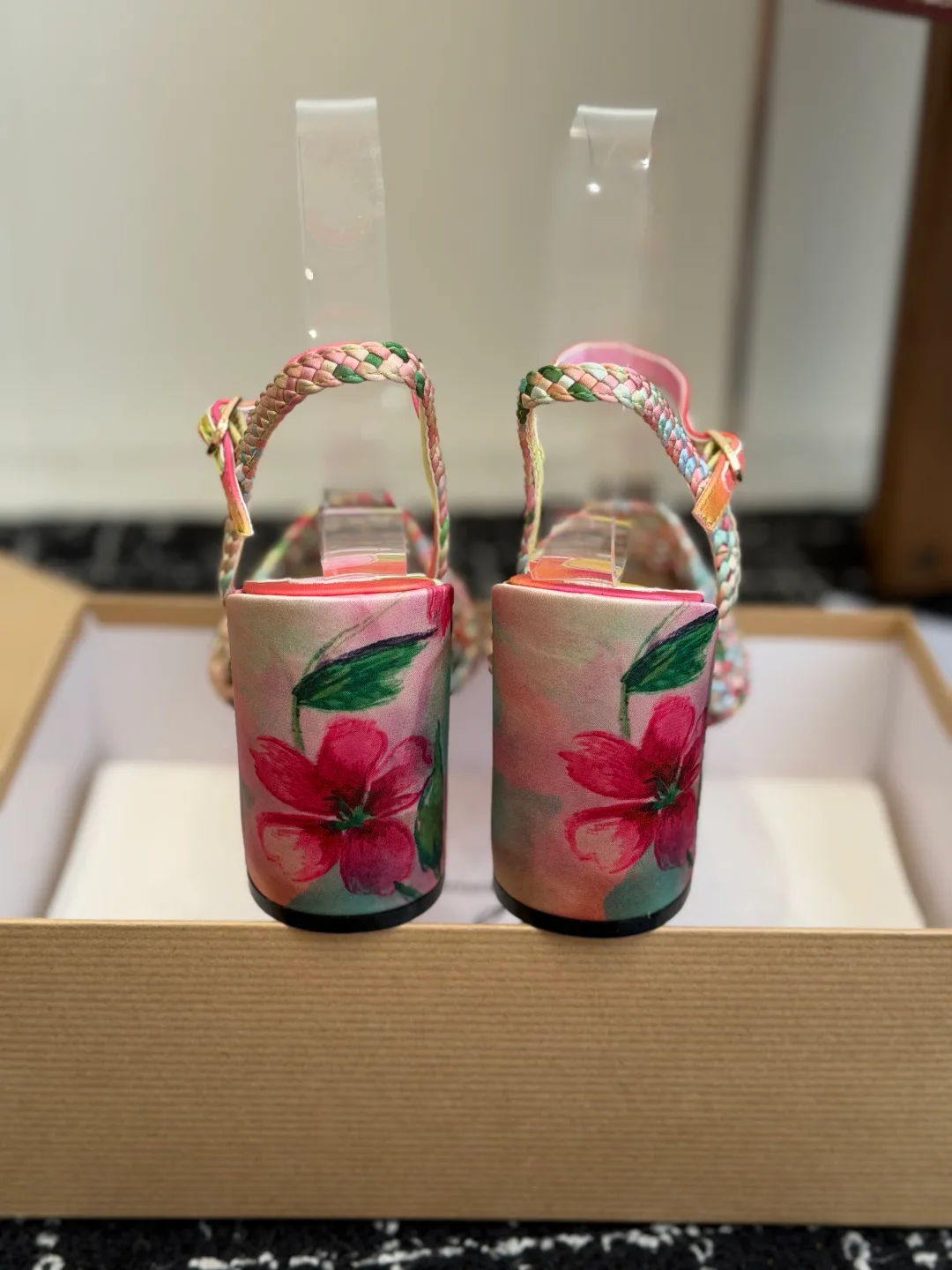 Босоножки Женские Christian Louboutin 19633361