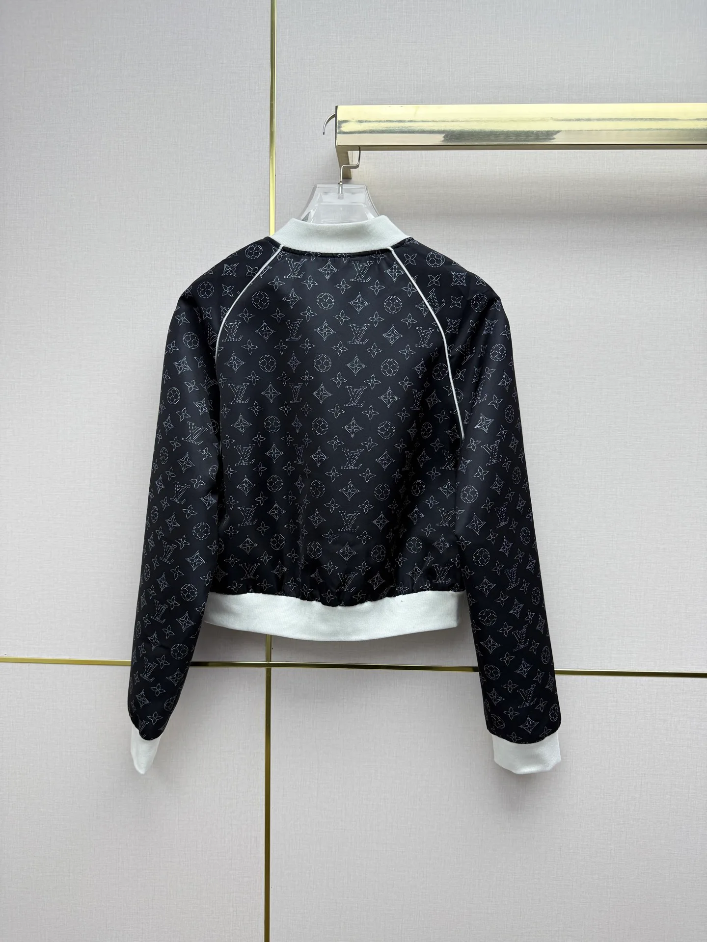 Куртки И Пуховики Женские Louis Vuitton 18348136