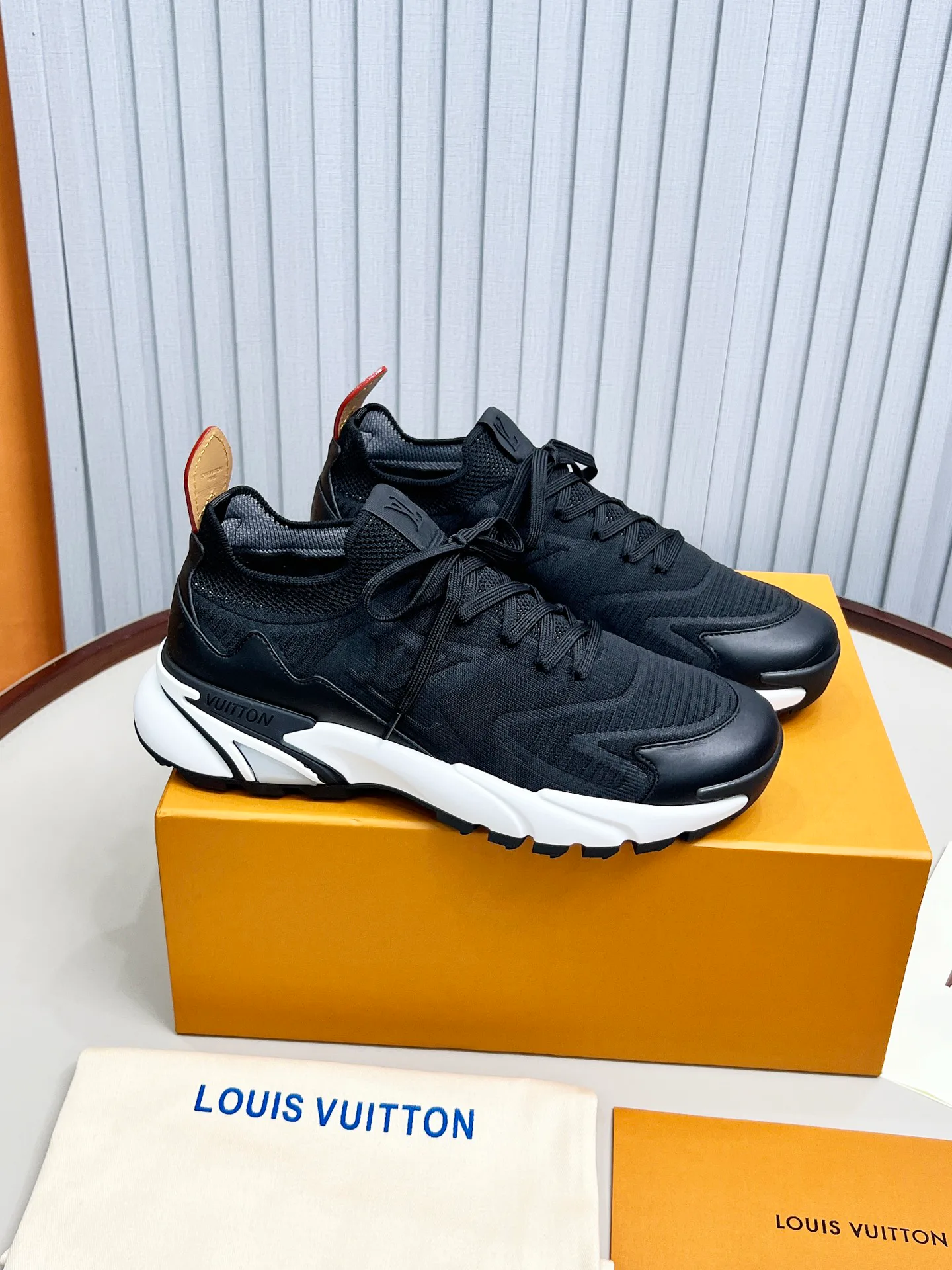 Кроссовки Мужские Louis Vuitton 11572350