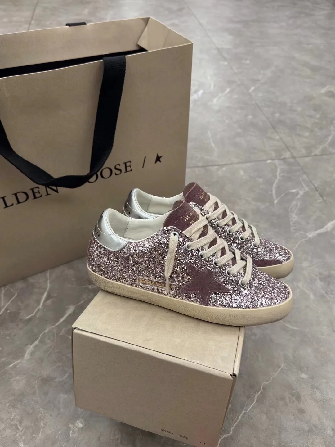 Кроссовки Женские Golden Goose 18265592