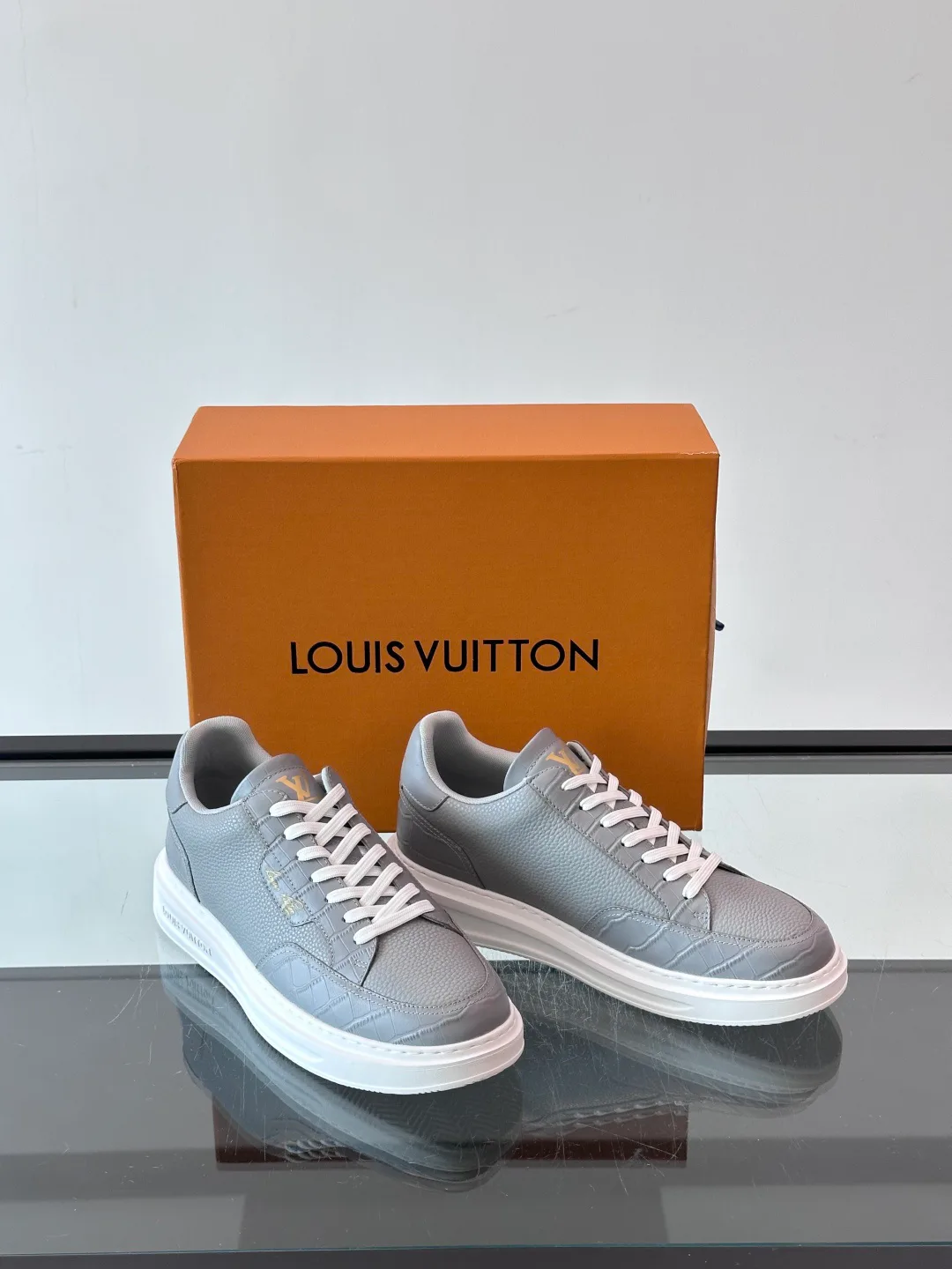 Кроссовки Женские Louis Vuitton 18400576