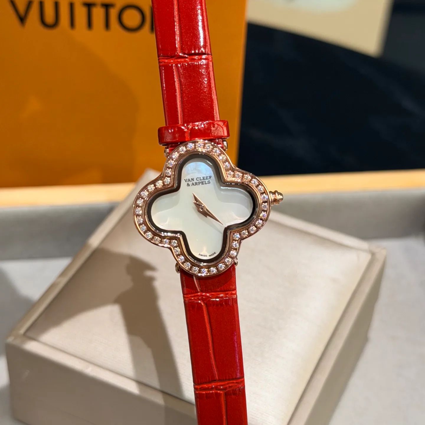 Часы Женские Van Cleef & Arpels 18362058