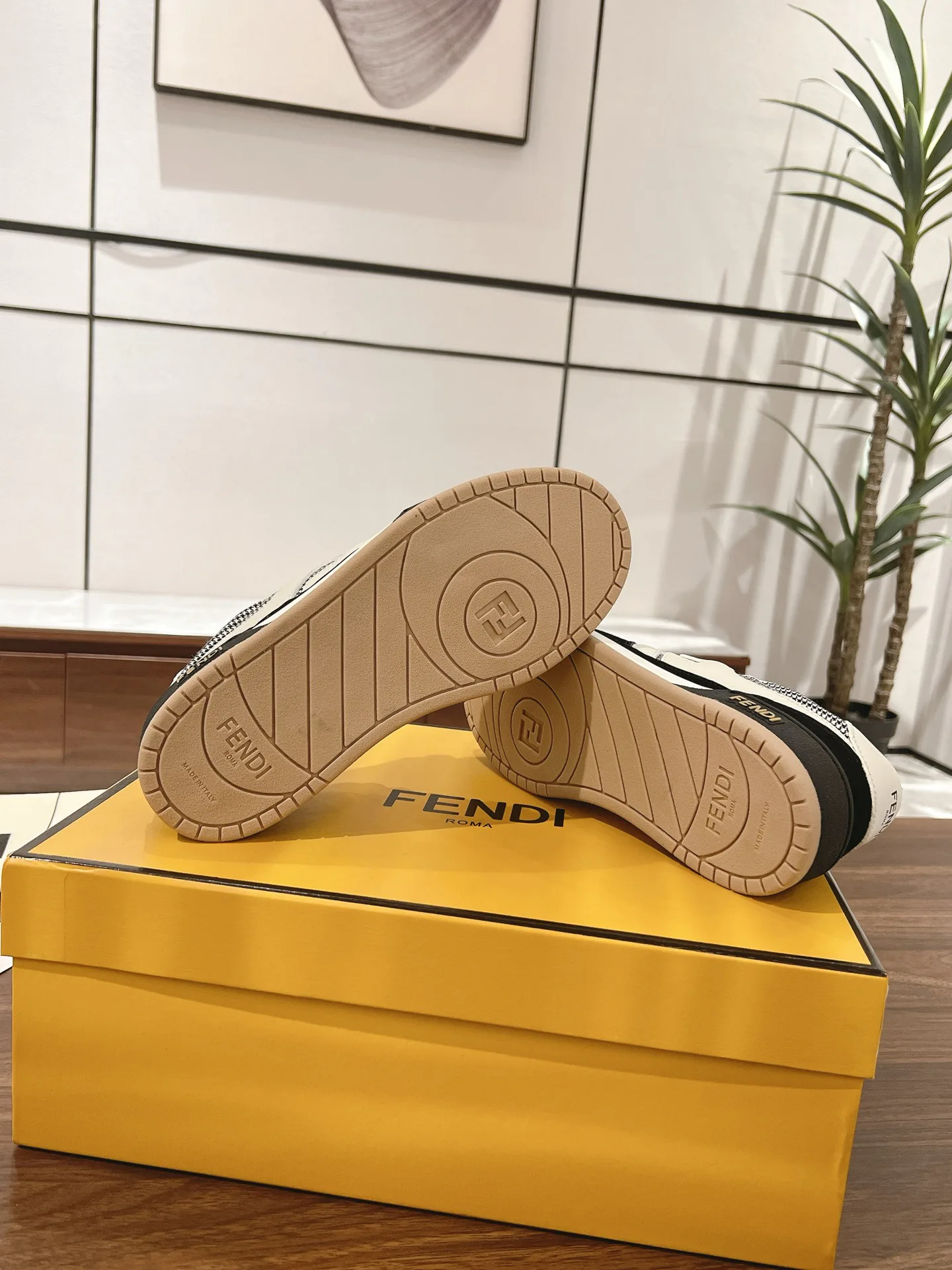 Кроссовки Женские Fendi 18219592