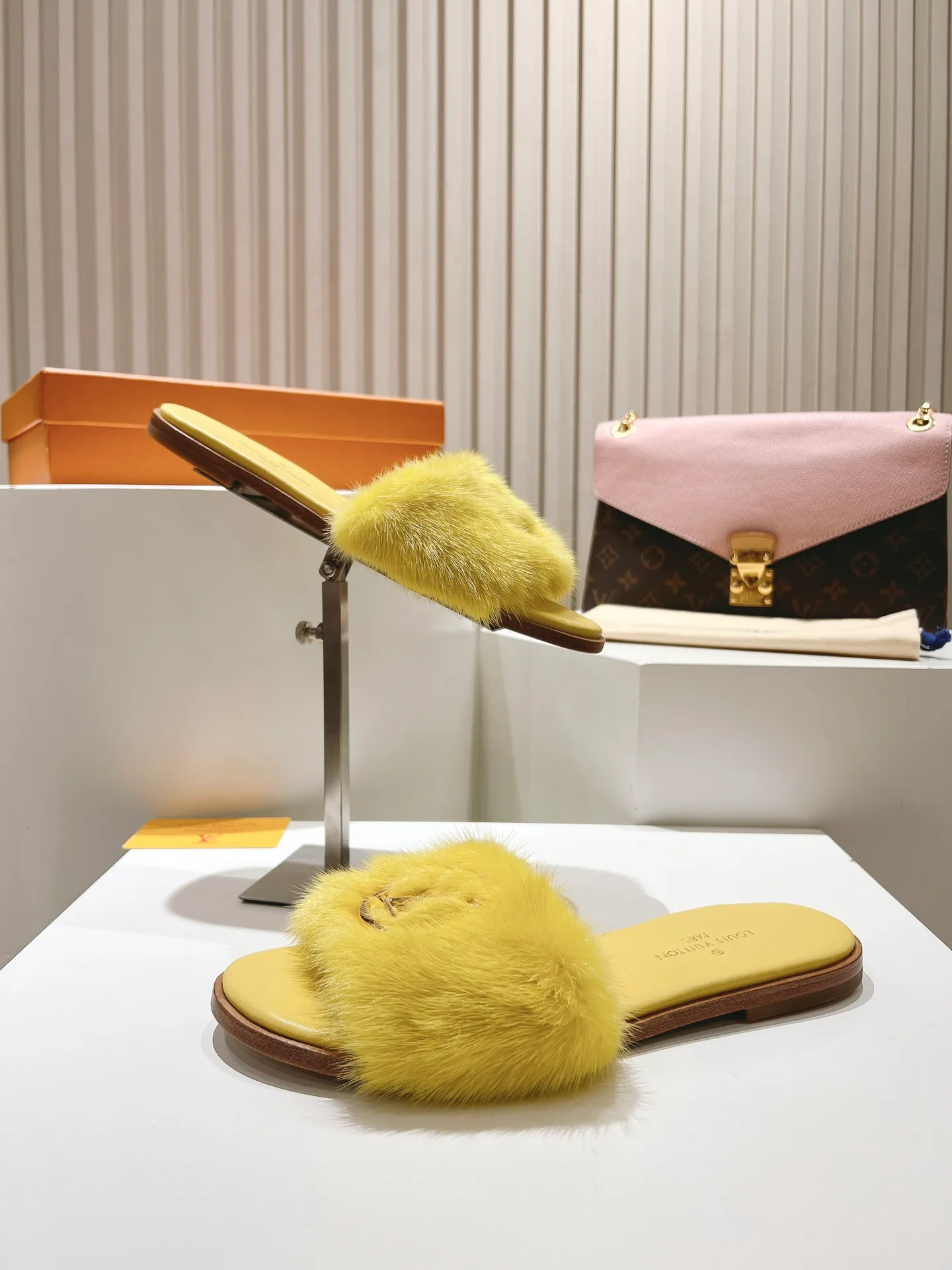 Шлепанцы Женские Louis Vuitton 11190747