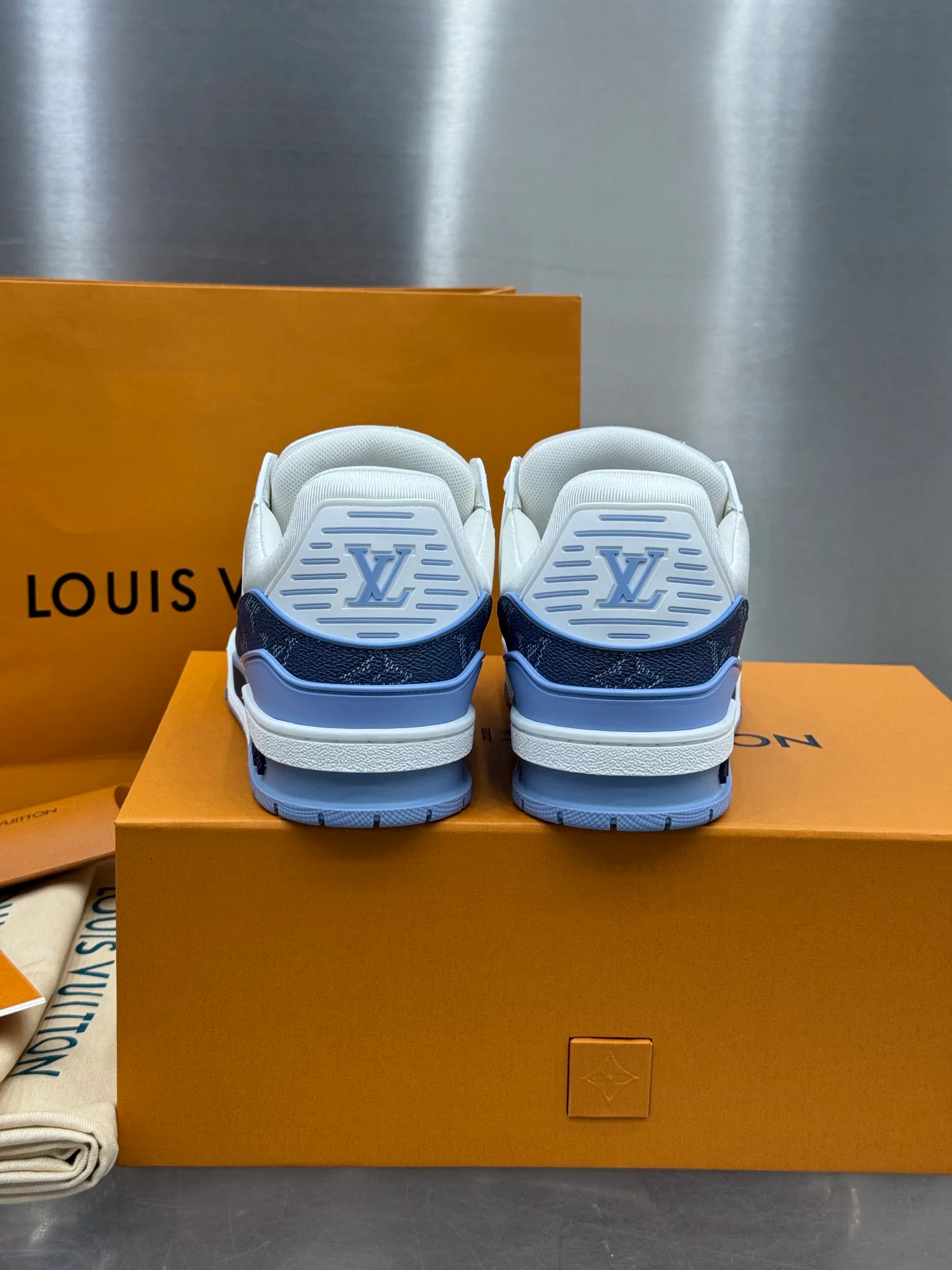 Кроссовки Женские Louis Vuitton 19073332