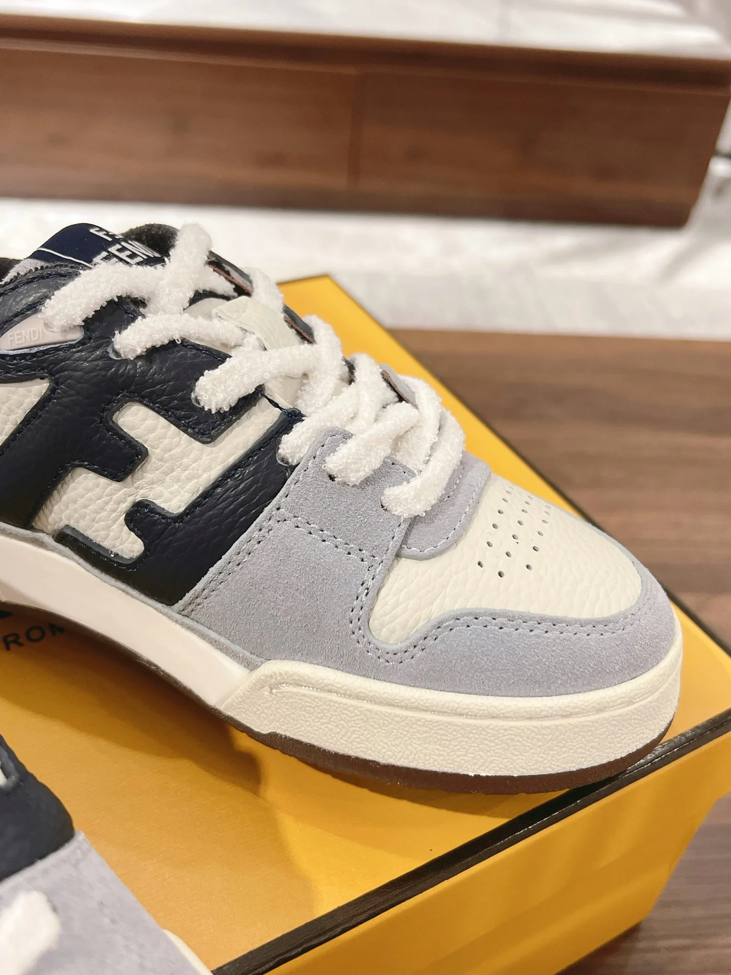 Кроссовки Женские Fendi 18219600