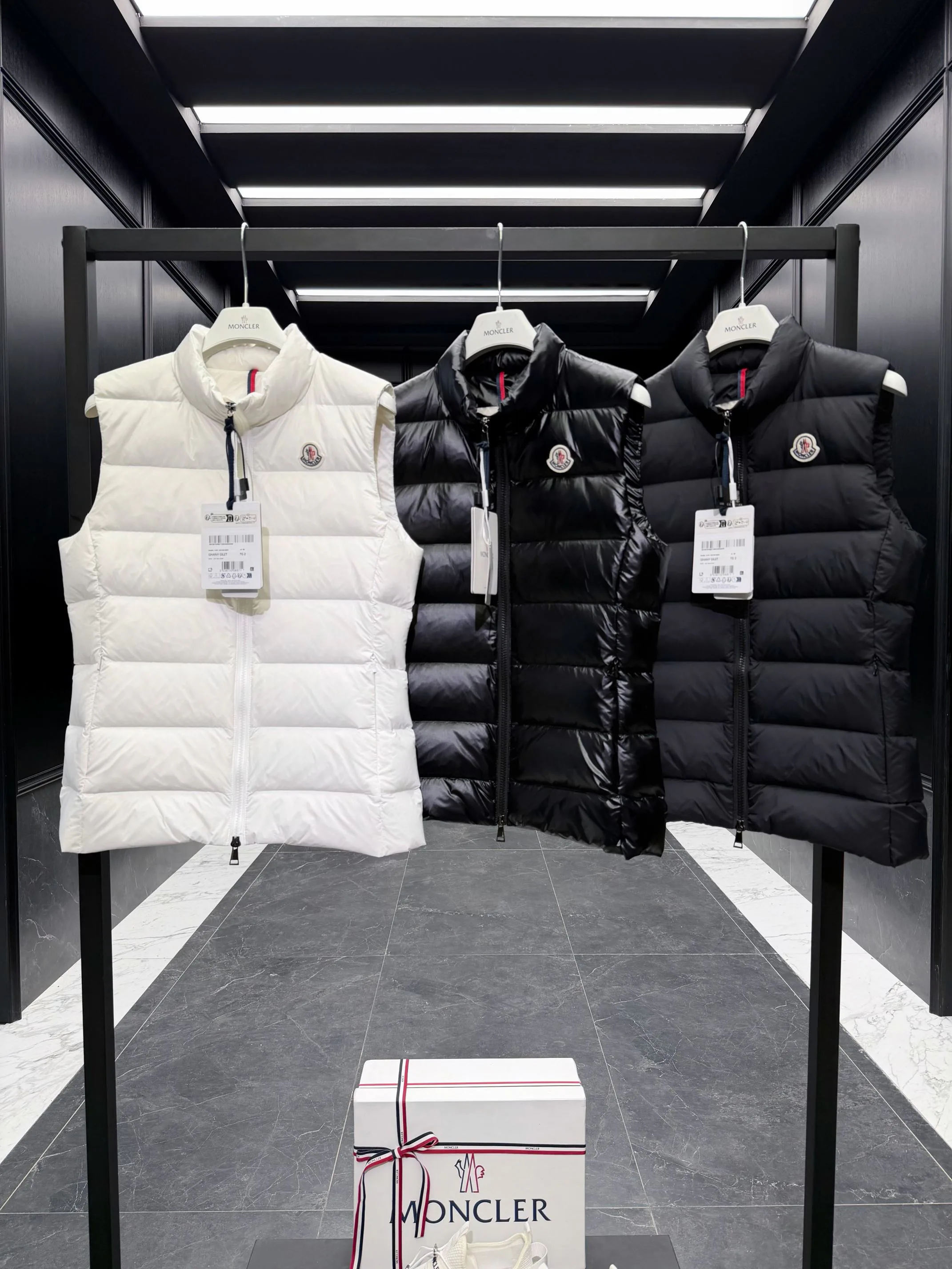 Жилеты Женские Moncler 18652221