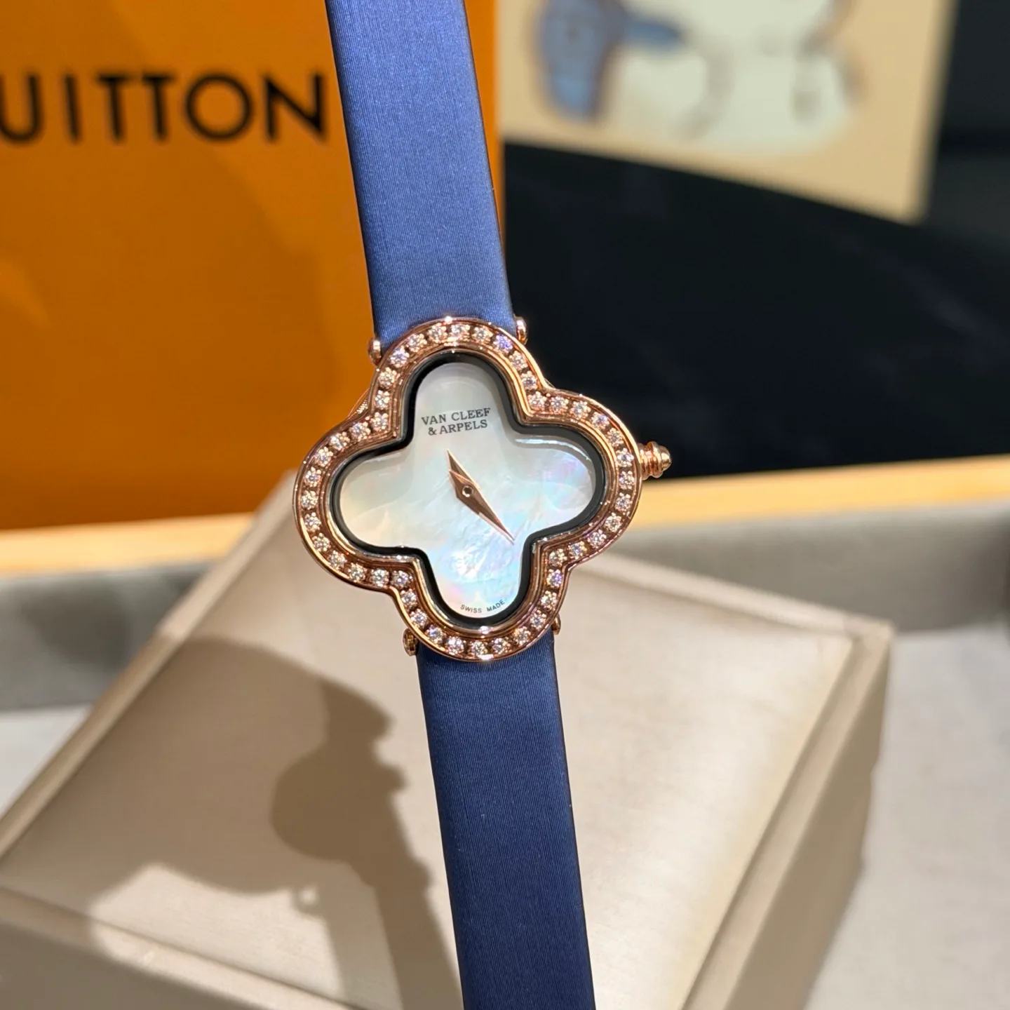 Часы Женские Van Cleef & Arpels 18362058
