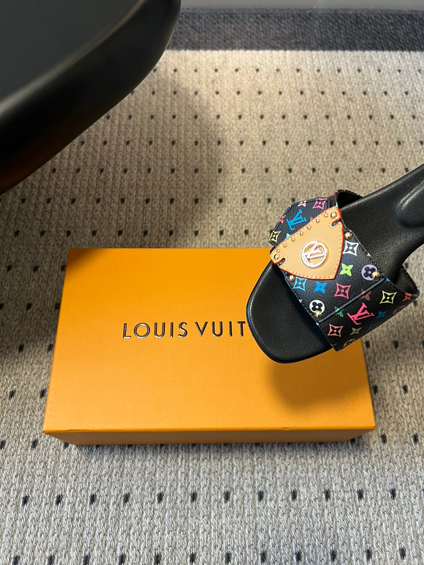 Шлепанцы Женские Louis Vuitton 11755110