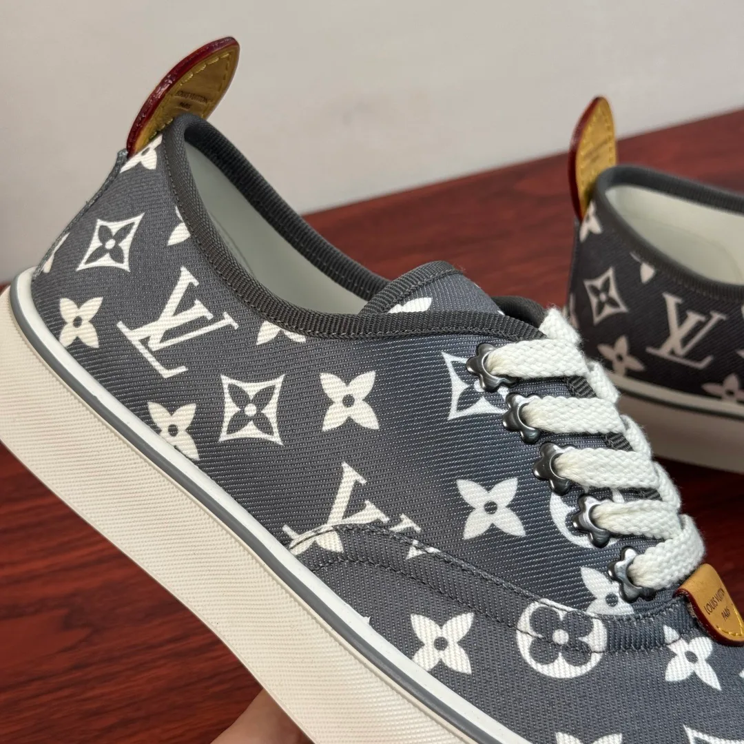 Кроссовки Мужские Louis Vuitton 18100537