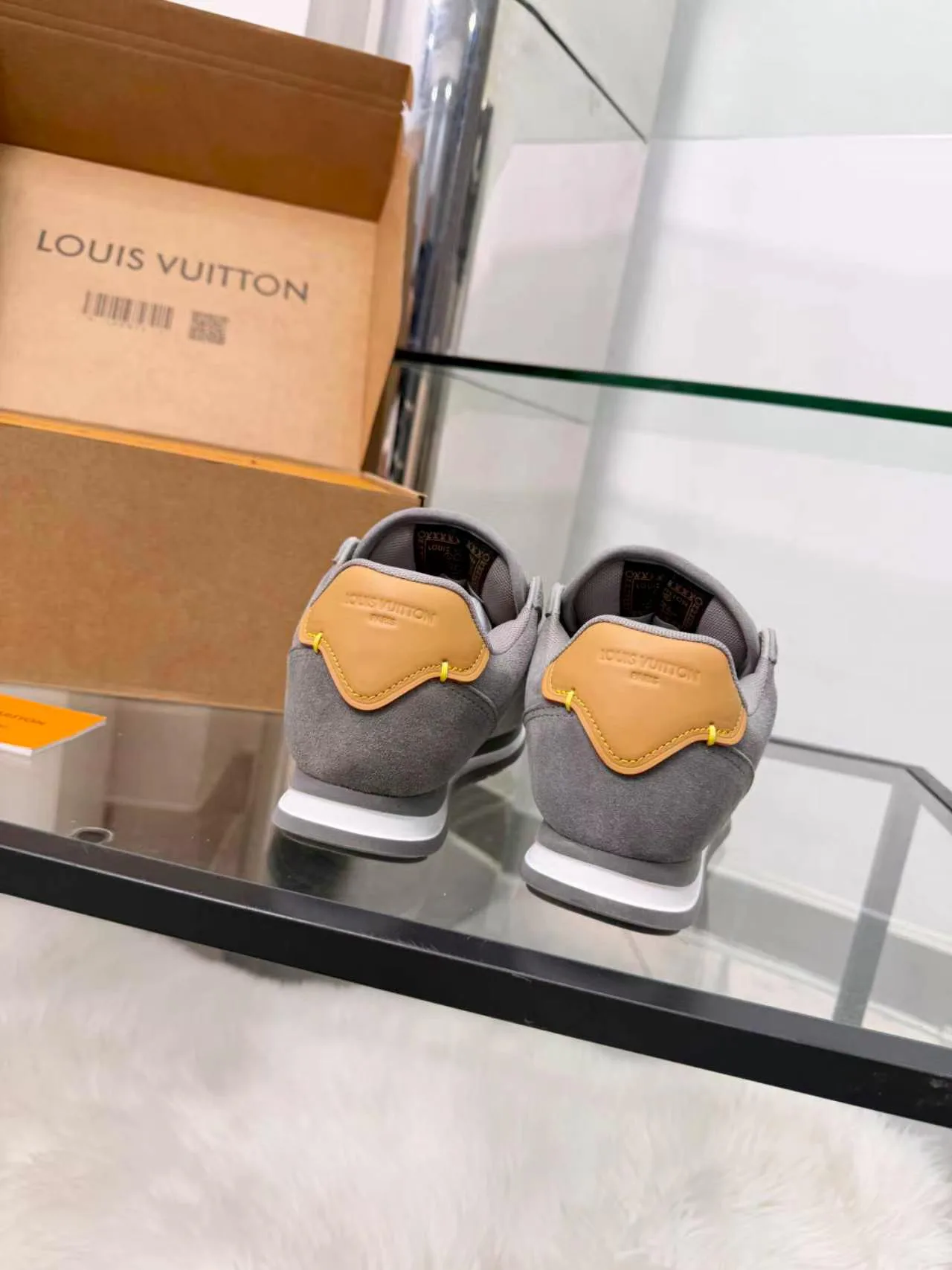 Кроссовки Женские Louis Vuitton 18417395
