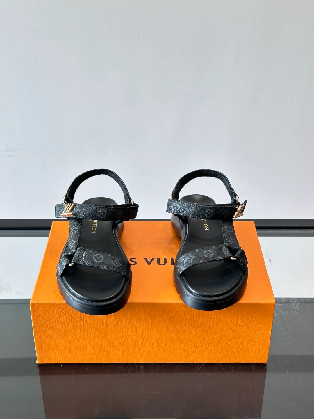 Босоножки Женские Louis Vuitton 17608046