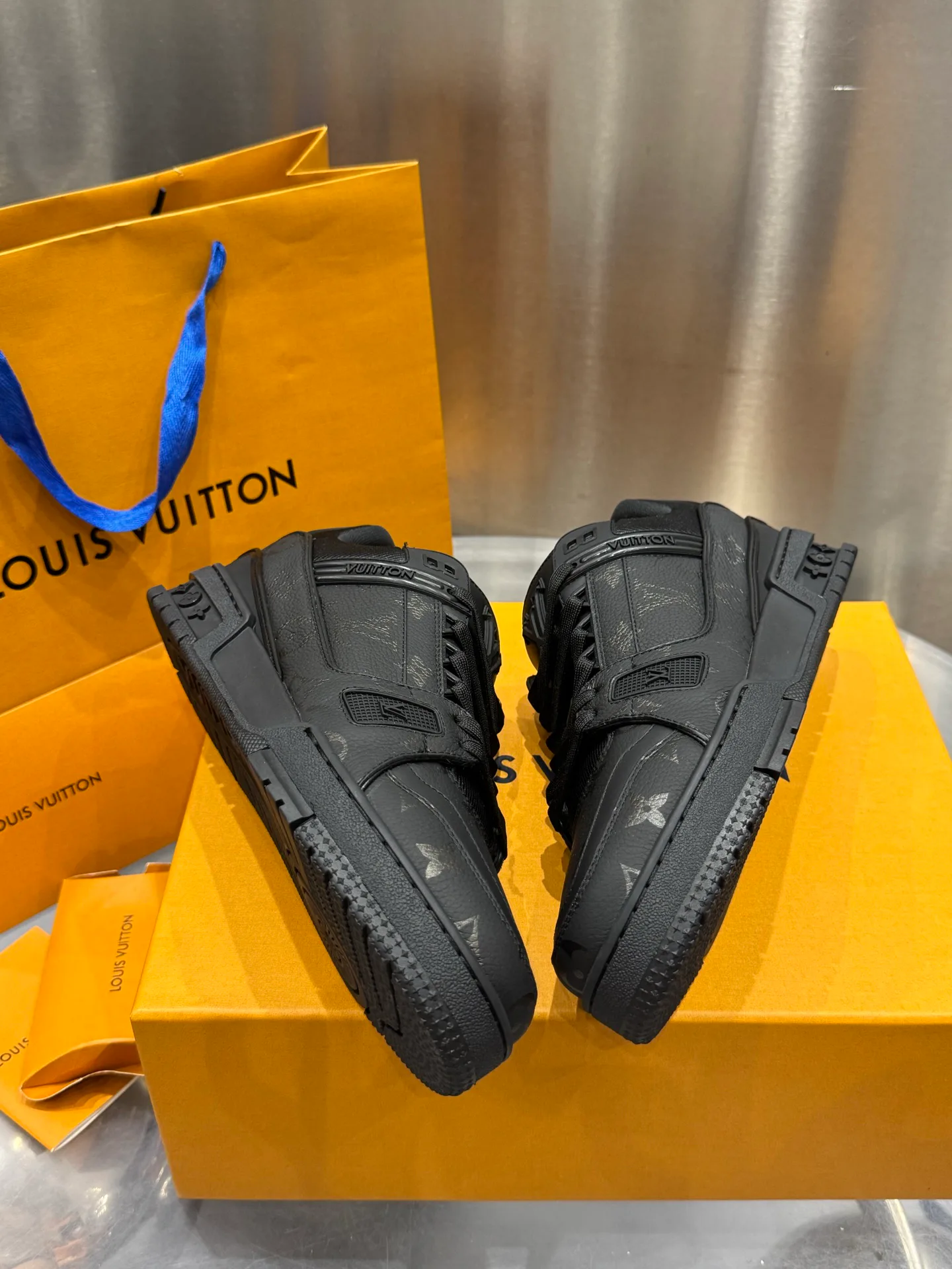 Кроссовки Мужские Louis Vuitton 19073349