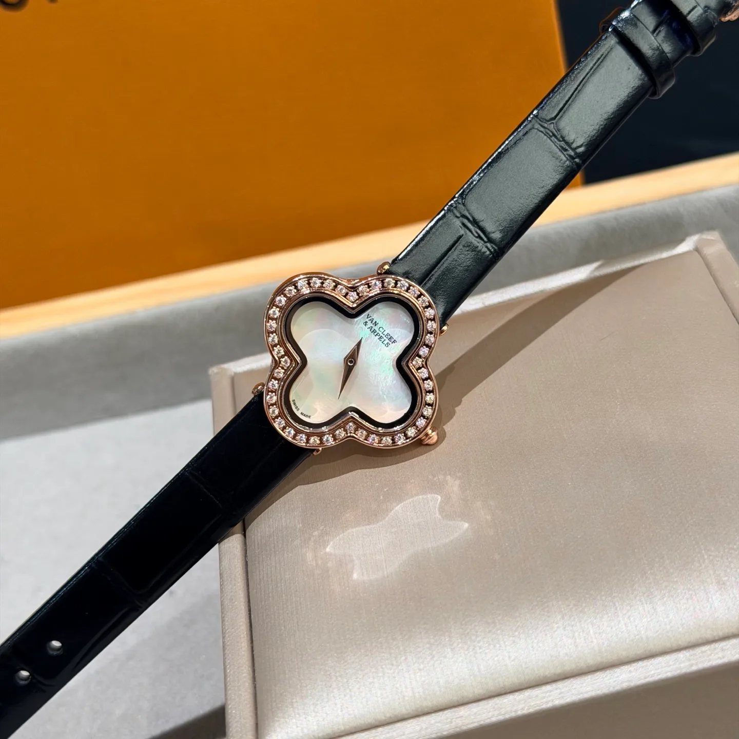 Часы Женские Van Cleef & Arpels 18362059