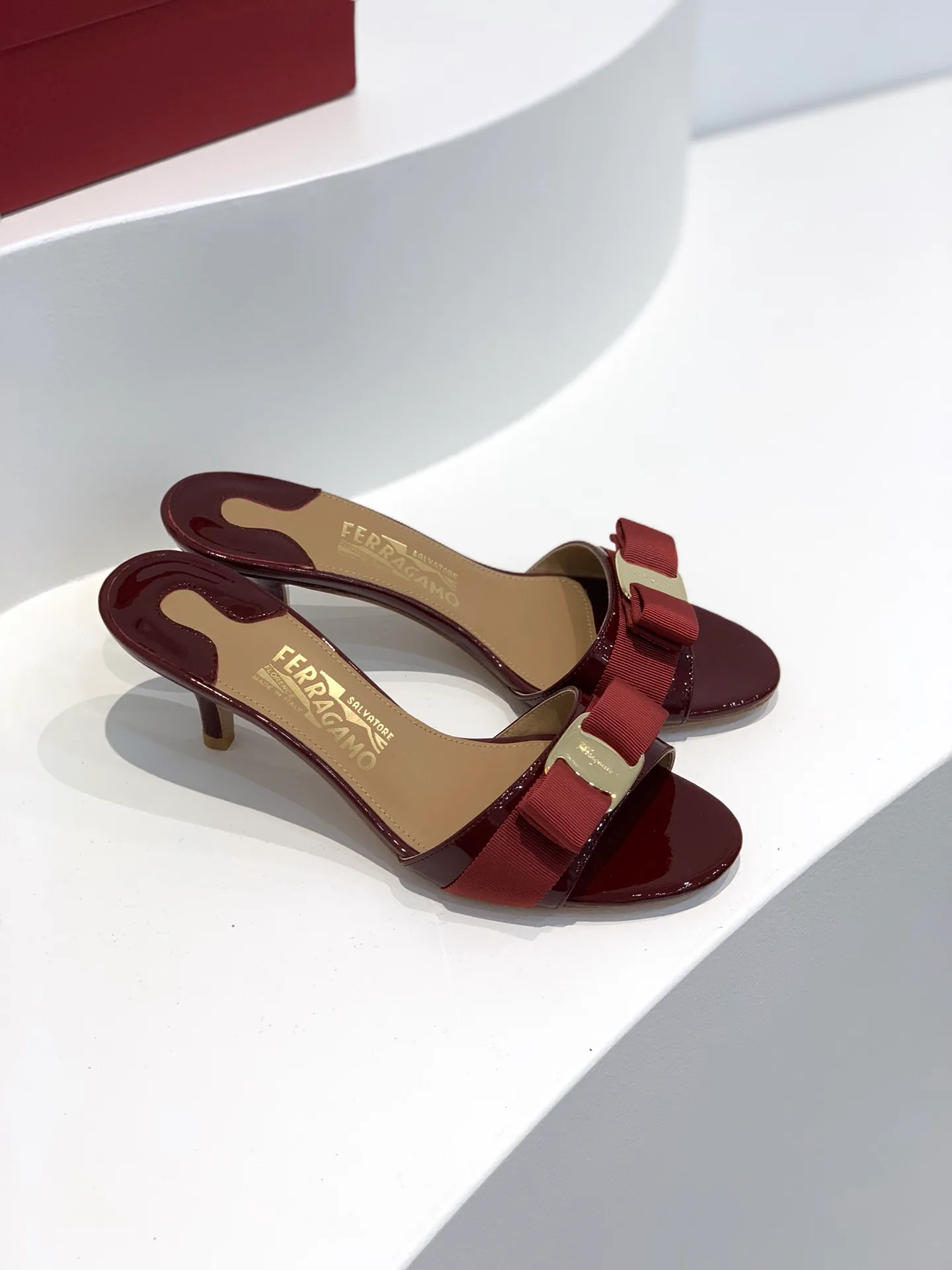 Босоножки Женские Salvatore Ferragamo 17642544