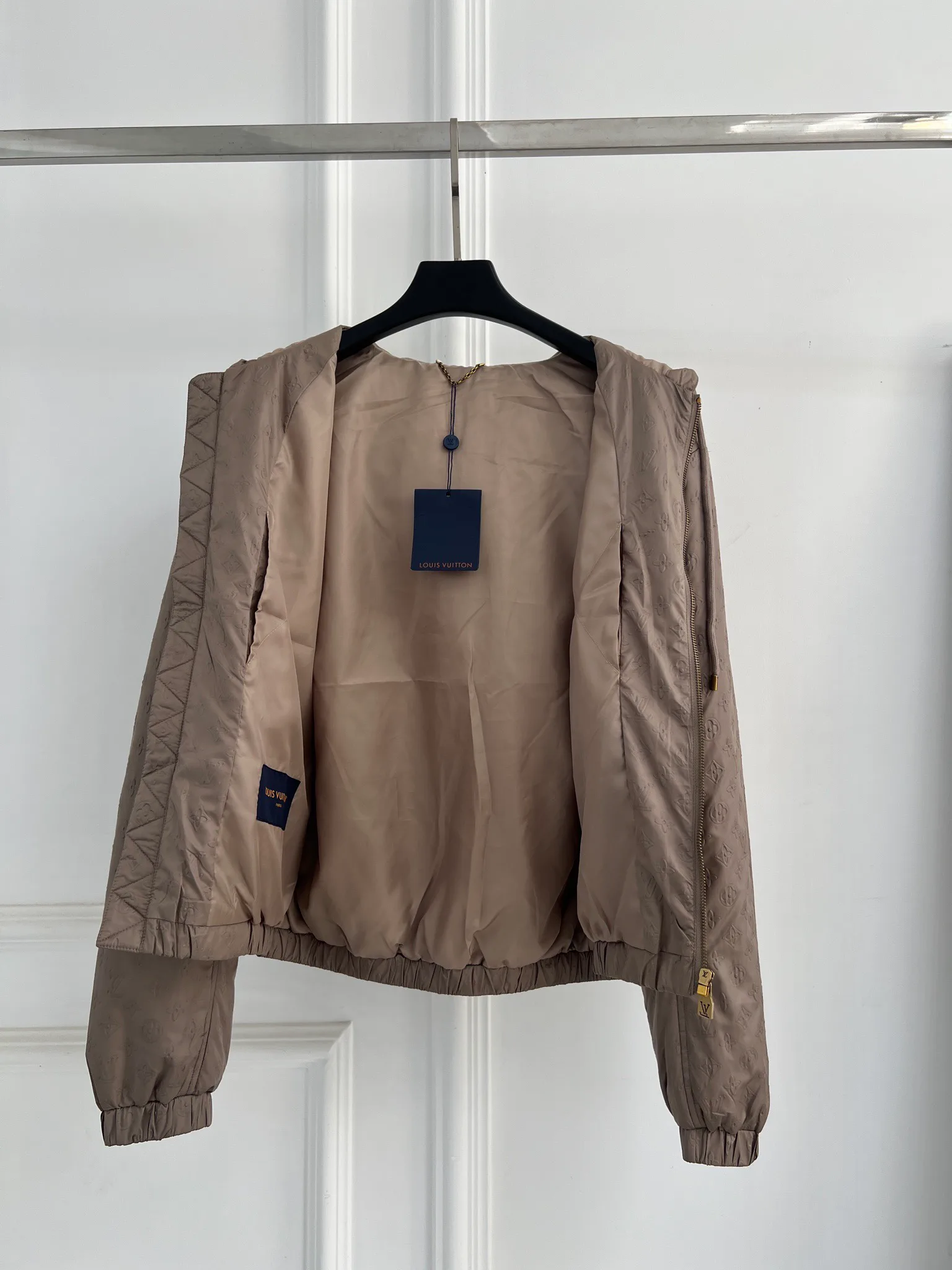 Куртки И Пуховики Женские Louis Vuitton 12842414