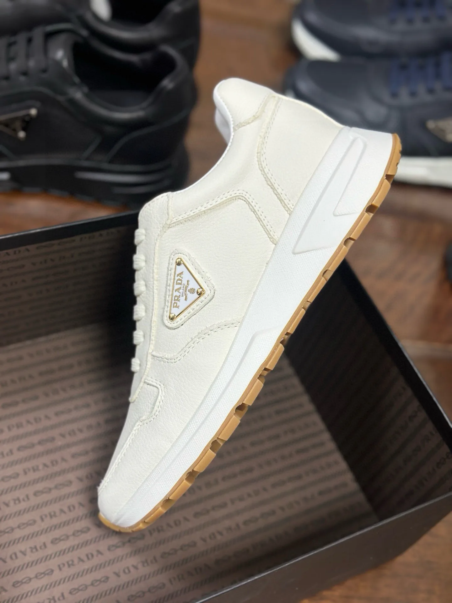 Кроссовки Женские Prada 18708342