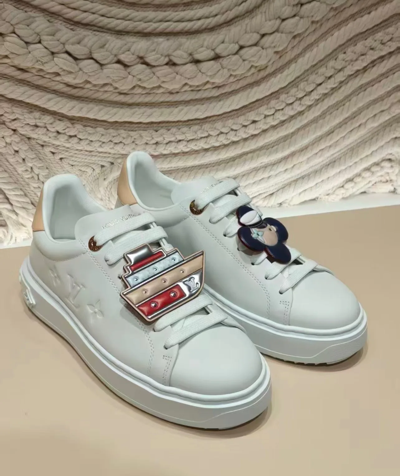 Кроссовки Женские Louis Vuitton 18547379