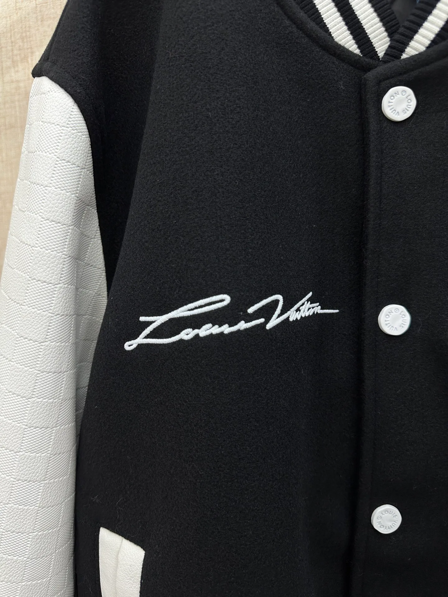 Куртки И Пуховики Женские Louis Vuitton 212534