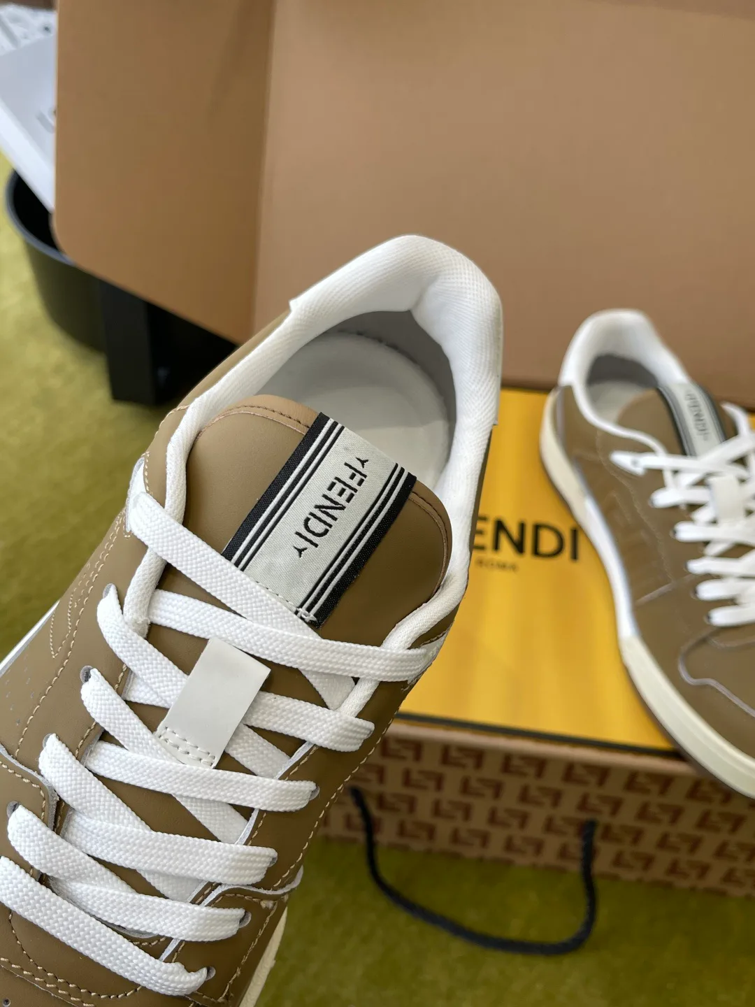 Кроссовки Женские Fendi 18737575