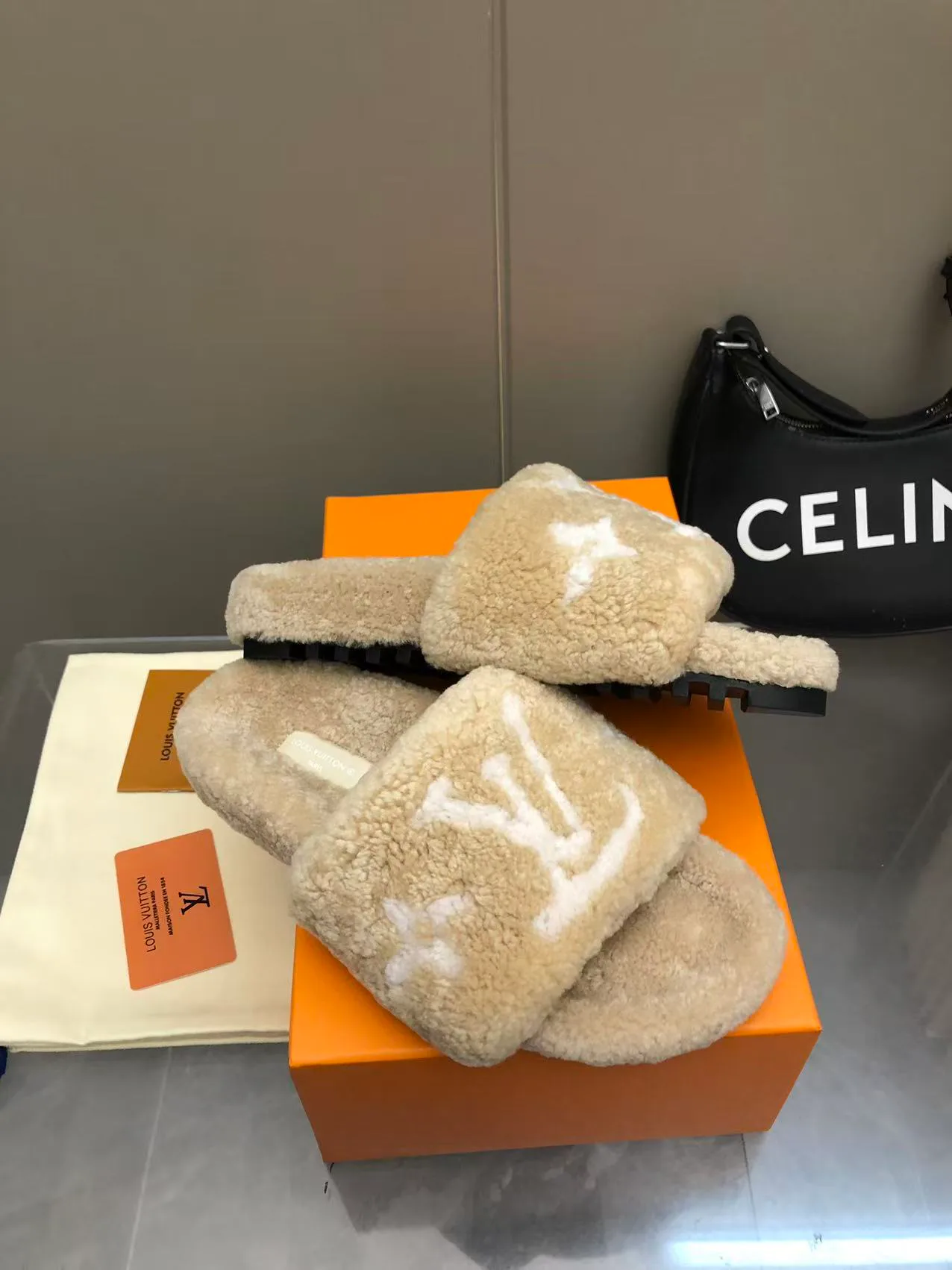 Тапочки Женские Louis Vuitton 18034643